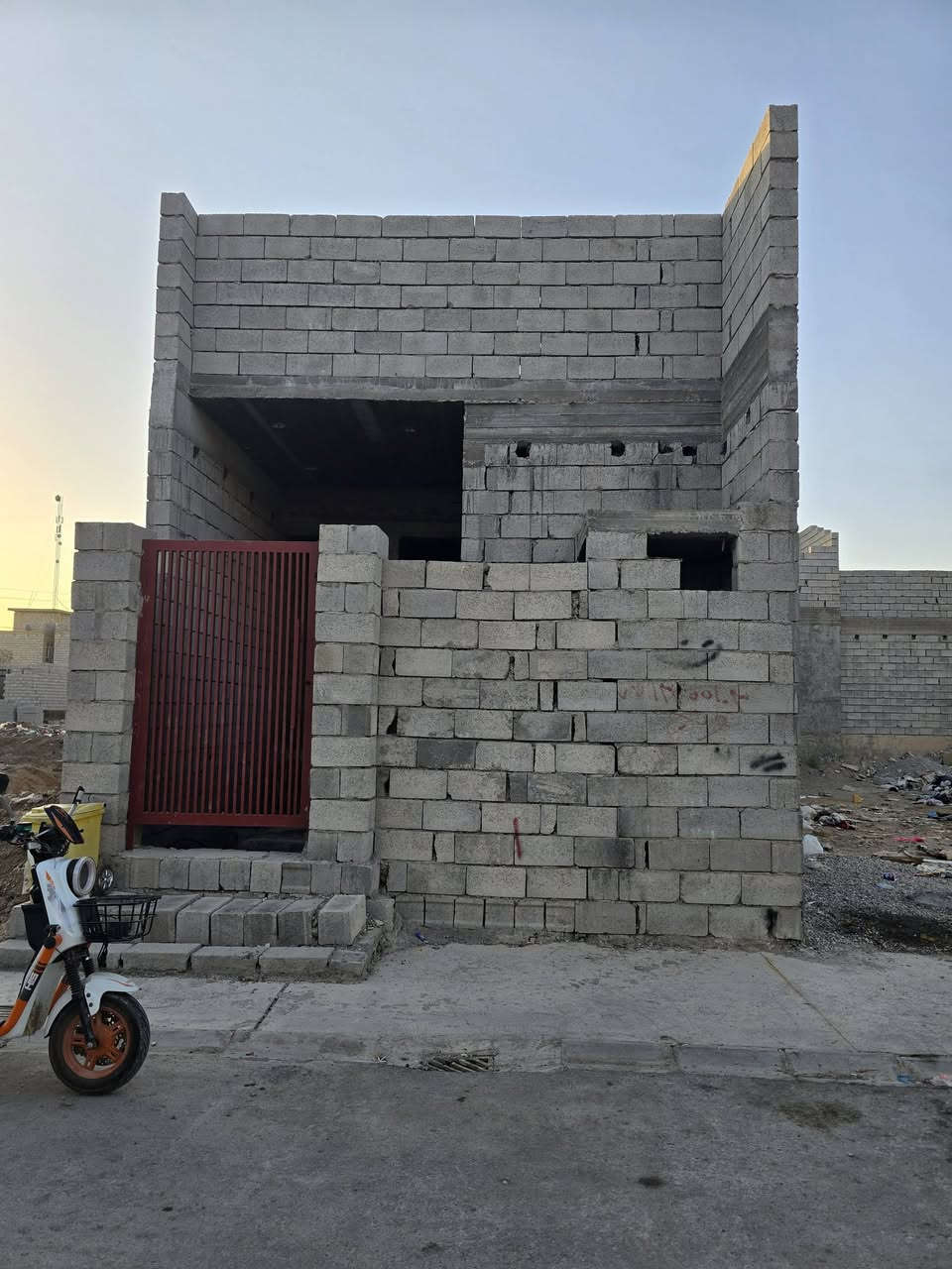 السلام عليكم هيكل للبيع مساحة ١٠٠ متر واجه ٥ نزال ٢٠ يتكون من مطبخ استقبال صالة غرفة نوم صحيات بيتونه استارة حمام قاط ثاني بناء حديث ودرجة اولى وخريطة مهندس موقع التحرير الزراعي ارض محمد ليلى الجزء الثاني خلف مسجد المدينة المنوره
السلام عليكم هيكل للبيع مساحة ١٠٠ متر واجه ٥ نزال ٢٠ يتكون من مطبخ استقبال صالة غرفة نوم صحيات بيتونه استارة حمام قاط ثاني بناء حديث ودرجة اولى وخريطة مهندس موقع التحرير الزراعي ارض محمد ليلى الجزء الثاني خلف مسجد المدينة المنوره خدمات ماء كهرباء مجاري تبليط سواقي ارصفة يعني خدمات كاملة.السعر ٣٧ وبي مجال للشراي ويريد يستقر وبالعافية عليه.للتواصل ***********
