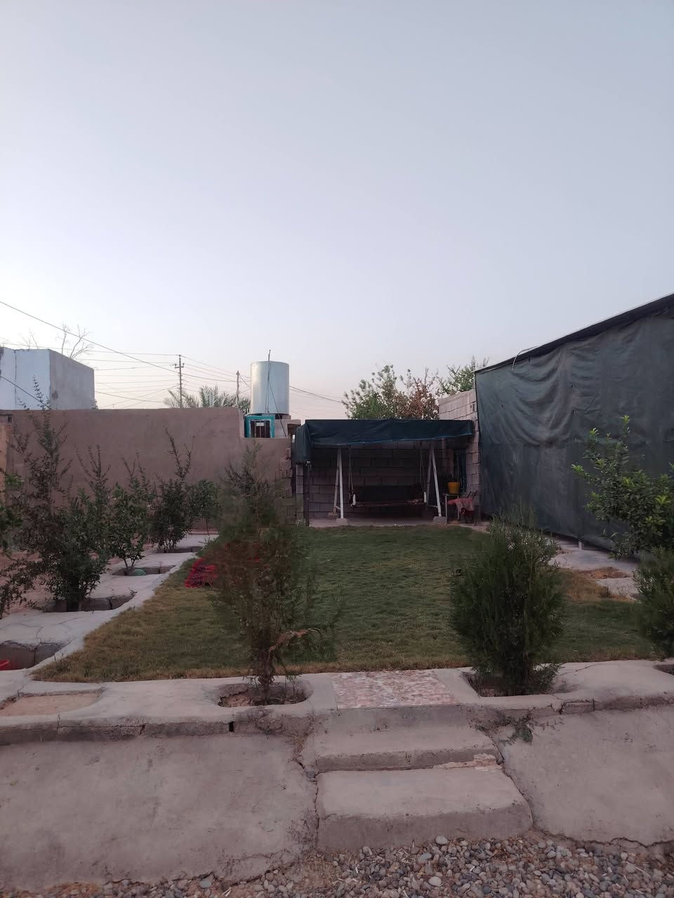 🔴 السلام عليكم  بيت للبيع المساحه 600متر  الموقع حويجه حي السلام قريب من الشارع العام واصل ماء إساله او شاخه + استقبال 6×4
مطبخ حار بارد  6×4
مجمع  / غرف عدد 2/ 5×4  معه مخزن 3×3
تانكي ماء 5000لتر/ اتصال ***********

نص مكتوب في الصور:
- حكيم عمرا Google Maps