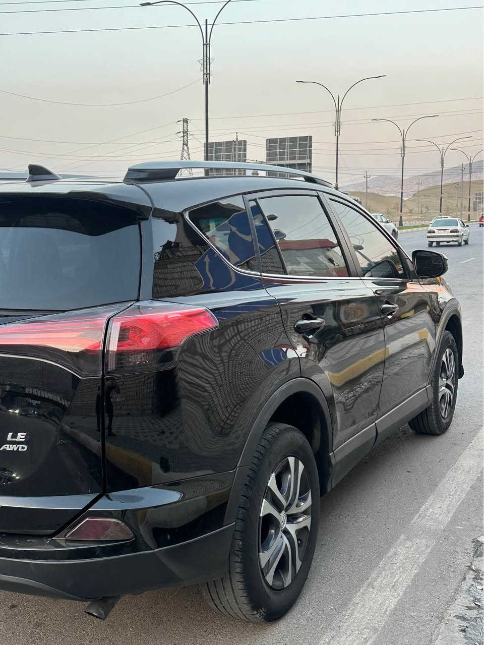 Toyota ra4 2017 AWD 
٧٢ هه زار رؤيشتووه
ده بل اكسل 
به س بونيتى په مپه بى داخلى 
شانسى و بدنه به شه رت 

كير و مكينه  به شه رت نه كرايته وه 
بئ عه يب

رقم و سنوى نوي يه  به ناوى خومه 
          ☎️   *********** أربيل, العراق
