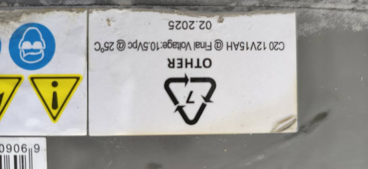 السلام عليكم 
للبيع بطاريات حجم 12v عدد 4 انتاج 2025 عندي دراجه شحن طافيه اشتريتهن الها بس طلع الخلل مو من البطاريات 
هذني عدد 4 ما مستعملات فقط فحصت الدراجه بيهن سعر الواحد 30 الف و ال4 ب 110الف مكاني بغداد الاعظميه *********** واتساب و للعلم كلهن فحصتهن بالاوفميتر شحنهن 12.88 و هاي الشخوط البيهن لان جانن متروكات بالدراجه
