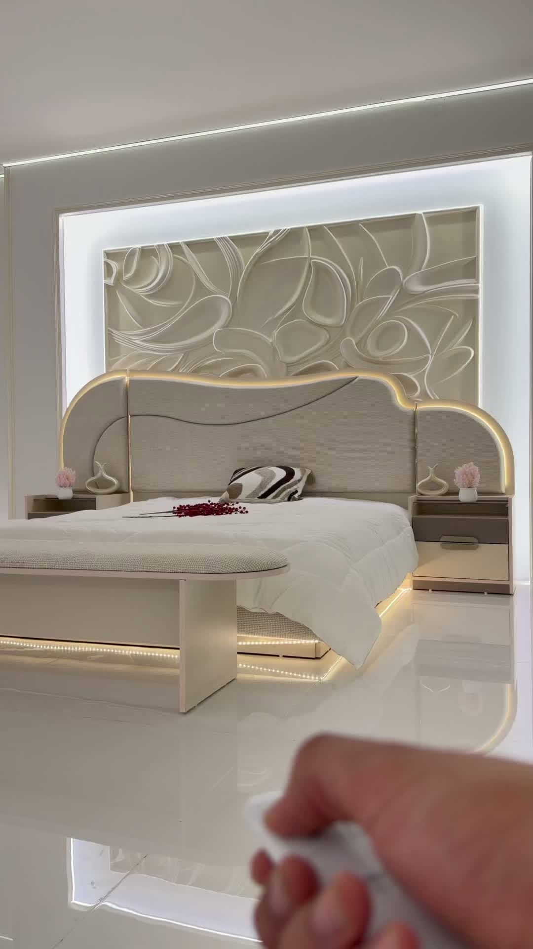 موديل العروسة الحديث 
 
*11قطع* 
 
كنتور زاويه

✅ الشازلونه بشكل جديد 
✅ سرير مخزن 
❇️ اناره على الرموت 
✅ المصنع الأصلي
✅ قياسات ضخمه 
  اناره انار بل كنتور 
اناره بل ميز تواليت 
 🔩 وجوي حديد 
سجه ثلاثيه 

ملاحظة تصعيد الغرفة طابق ثاني على زبون
