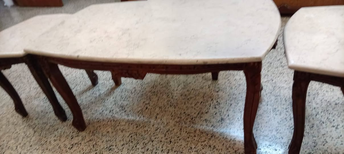 مجموعة ميز و طبلات رئاسي
السطح مرمر اصلي نظيف خالي من أي فطر أو كسر
الخش اصلي مزخرف يدوي
الموقع /الموصل_ حي السكر
للتواصل /***********

