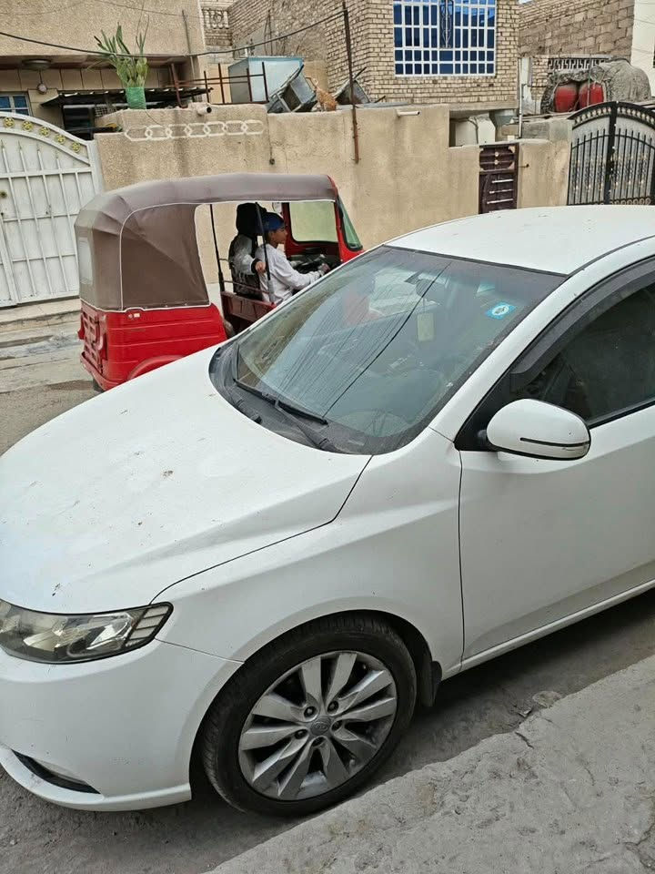 سيراتو موديل 13 رقم بغداد انكليزي
السيارة بلادية اي قطعة ما مبدلة 
بيها صبغ بالهلال نال الجاملغ الخلفي وبارد بسيط والقبق مال الجنطة على كد البك لايت بي بارد 
والدوسة اليمين بيها طخة 
الباقي كله كفالة
مكان السيارة بغداد / البلديات 
***********
موجود واتساب ايضا 
السعر 100 ورقة بيها مجال بسيط
مودتي لكم.
