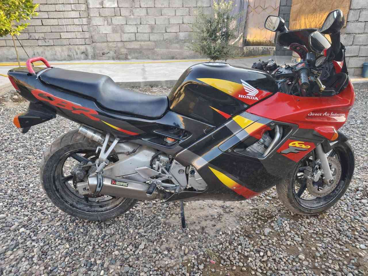 هوندا. 4 سلندر. حجم المحرك 600cc.
للبيع. گير محرك شرط دراجه نظيفه. 
للاستفسار اتصل. ‏‪***********‬‏
السعر. 12.ورقه. البيع نقد فقط. 
العنوان صلاح الدين قضاء الشرقاط.
