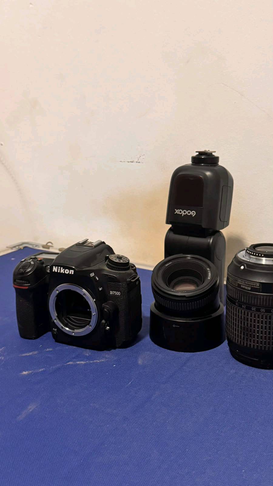 ​📸 للبيع: بكج تصوير احترافي متكامل - Nikon D7500 بحالة ممتازة! 📸
​عرض مميز للمصورين وصناع المحتوى، مجموعة تصوير متكاملة بحالة ممتازة وجاهزة للاستخدام الفوري:
​🔹 جسم الكاميرا: Nikon D7500 (كاميرا احترافية غنية عن التعريف)
🔹 العدسات المتوفرة:  
​عدسة العزل والبورتريه: Nikon AF-S 50mm f/1.8G  
​عدسة الزوم الشاملة: Nikon DX 18-105mm VR
🔹 الفلاش: فلاش Godox احترافي
🔹 الملحقات الإضافية:  
​كفر حماية سيليكون أصفر للكاميرا  
​شاحن البطارية الأصلي  
​غطاء حماية وشمسية للعدسات (Lens Hood / Cap)  
​✨ الحالة: كافة المعدات نظيفة جداً وبحالة ممتازة وبدون أي مشاكل.  
​💰 السعر: 1350,000 دينار عراقي (قابل للتفاوض البسيط للجادين)