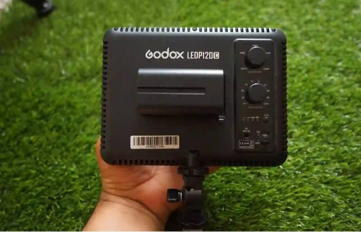 للبيع: إضاءة مستمرة Godox LEDP120C احترافية 💡
إذا كنت مصور فيديو، صناع محتوى، أو مصور فوتوغرافي وتريد إضاءة ناعمة واحترافية للتصوير، فهذا الجهاز خيارك المثالي!  
​✨ المواصفات والمميزات:
​الماركة والموديل: Godox LEDP120C.  
​إضاءة ناعمة ومريحة: تحتوي على ناشر إضاءة مدمج (Soft Light) يقلل الظلال القوية.  
​تحكم كامل في درجة الحرارة والسطوع: إمكانية تعديل الإضاءة من دافئة (اصفر) إلى باردة (أبيض) والتحكم بشدة الإضاءة بسهولة.  
​خفيفة وعملية: ممتازة للتصوير الخارجي والداخلي والتثبيت على الكاميرا أو الستاند.  
​الملحقات: يأتي معها بطارية، شاحن بطارية، ومحول تثبيت (كما موضح بالصور).  
​💰 السعر: 110 ألف دينار
📞 لللتواصل والطلب: ***********  
​تتوفر خدمة التوصيل (أو يمكن الاتفاق على مكان الاستلام). سارع بالطلب! 🚀
