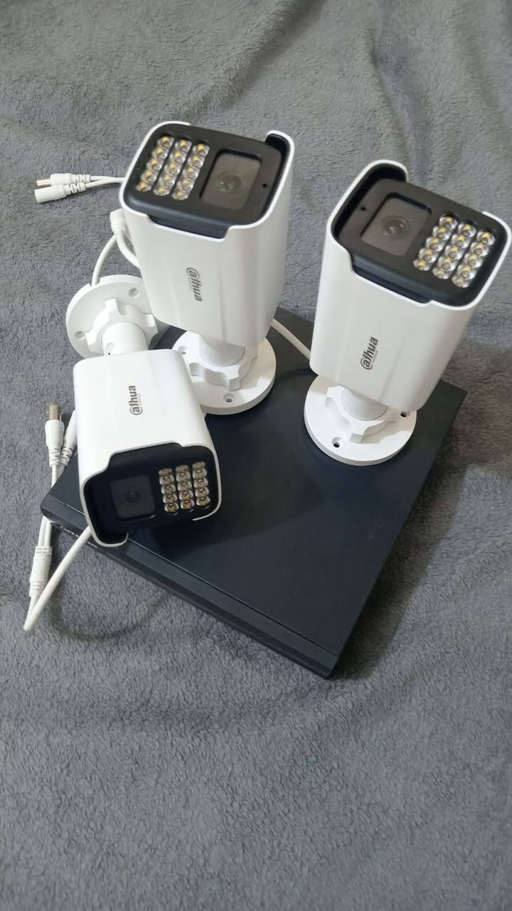 منظومة كاميرات مراقبة Dahua دقة 5MP كاملة (جديدة)
منظومة مراقبة متكاملة وعالية الجودة من شركة Dahua العالمية، ممتازة لحماية المنازل، المحلات، أو المكاتب.
​المواصفات الأساسية:
​دقة التصوير: 5 ميجابكسل (Real 5MP 16:9) لصورة فائقة الوضوح.
​الرؤية الليلية: نظام إضاءة ذكي (Smart 15PCS Light) يدعم التصوير الملون والتصوير بالأشعة تحت الحمراء (IR).
​تسجيل الصوت: الكاميرات مزودة بميكروفون مدمج لدعم الصوت والصورة بدقة عالية (HDCVI Digital Audio).
​مقاومة للظروف الجوية: الكاميرات بمعيار IP67 مقاومة للماء، الأتربة، والحرارة (مناسبة للتركيب الداخلي والخارجي).
​جهاز التسجيل (DVR): جهاز DVR أسود مدمج يدعم الربط على الهاتف للمتابعة عن بُعد.
​الحالة: جديدة وفي غلافها الأصل.
​الملحقات:
​جهاز التسجيل (DVR).
​الكاميرات الخارجية/الداخلية مع قواعد التعليق.
هارد وياها 
غير مستعملة نهائياً

وسعرها 260 الف دينار 
توصيل موجود 

للطلب تواصل عالرقم ***********
