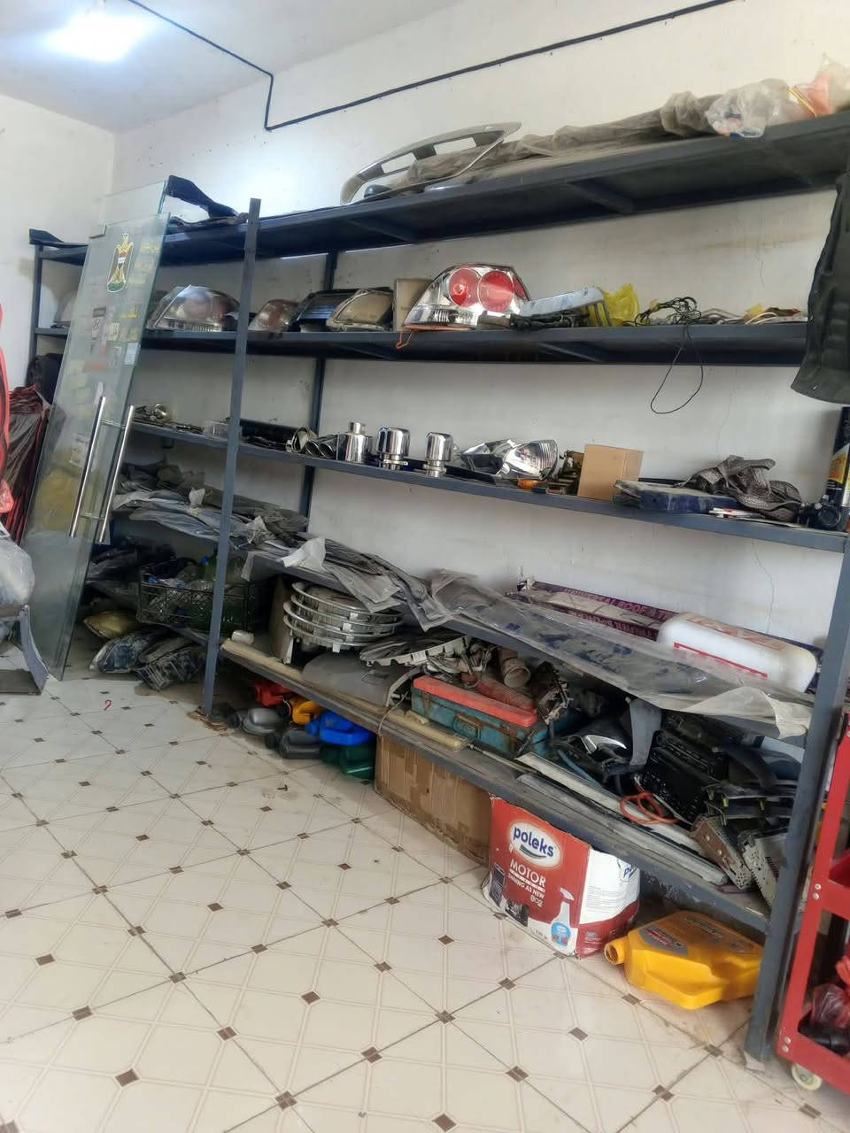 للبيع رفوف حديد شغل درجة اولى
رف طوله 4 متر خمس طوابق عرض 30سم
والثاني طوله 3ونص خمس طوابق عرض 50 سم
السعر 325 للثنين 
***********
