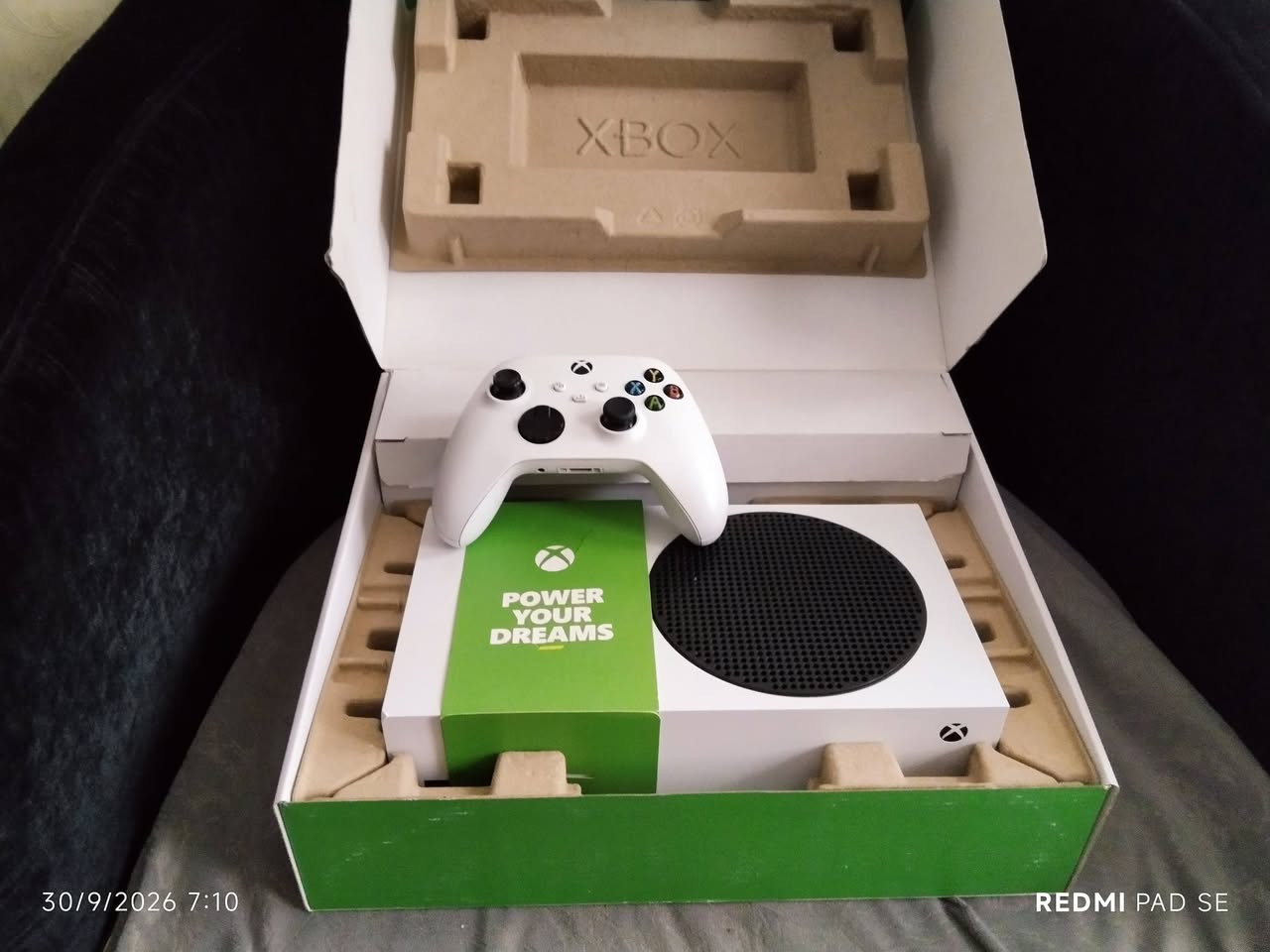 السلام عليكم أكس بوكس سريس اس  Xbox series s 512  الجهاز نضيف حيل مستخدم أقل من شهرين يجي ويا جوستكة الأصلي و جوستك كيم سير و حسابين و احد بي اشتراك كيم بأس التمت يعني اقوى اشتراك مدت اربعين يوم الجهاز  ويا مطارية شحن يعني تخلص من سالفت الباتريات سعر الجهاز ٤٠٠ الف رقمي *********** المكان العلام السيدية

نص مكتوب في الصور:
- 30/9/2026 7:11
- REDMI PAD SE
- 30/9/2026 7:10
- 30/9/2026 7:09
- 30/9/2026 7:12 REDMI PAD SE
- 30/9/2026 7:13 REDMI PAD SE
