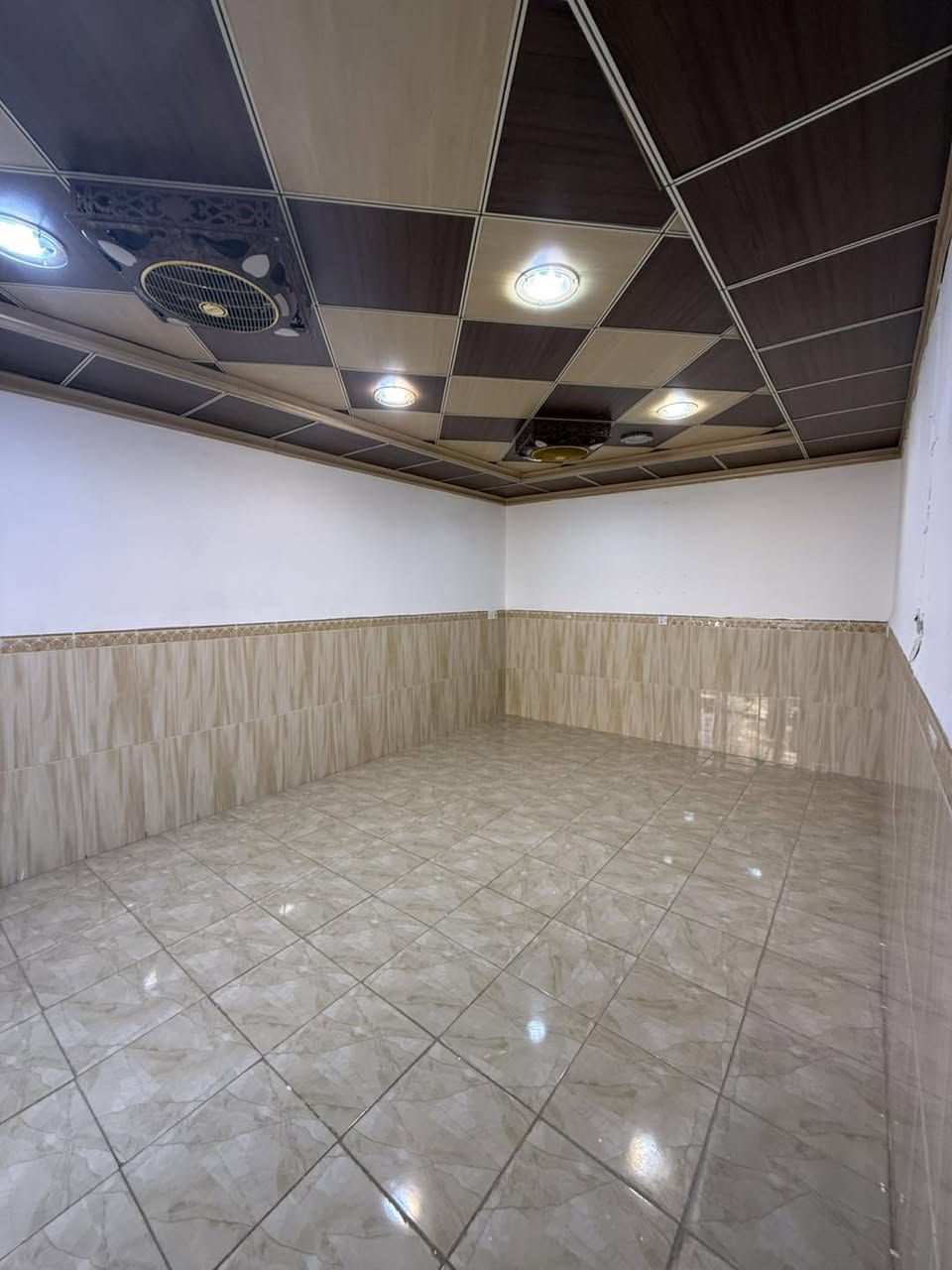 🏡✨ دار للإيجار – 200 متر | طابقين ✨

📐 المساحة: 200 متر
🛏️ 3 غرف نوم
🛋️ هول + استقبال
🍳 مطبخ
🚿 صحيات
🚗 كراج
🌳 حديقة

📍 شارع القدس – قرب مصرف الأهلي العراقي

💰 الإيجار: 450 ألف دينار شهريًا

📞 للاستفسار والتفاصيل:
***********
***********

🏢 الفيصل للعقارات و الاستثمار
📍 كركوك – نهاية شارع القدس – مجمع فلوريا – قرب مصرف الأهلي العراقي

نص مكتوب في الصور:
- الفيصل للعقارات دار للإيجار
