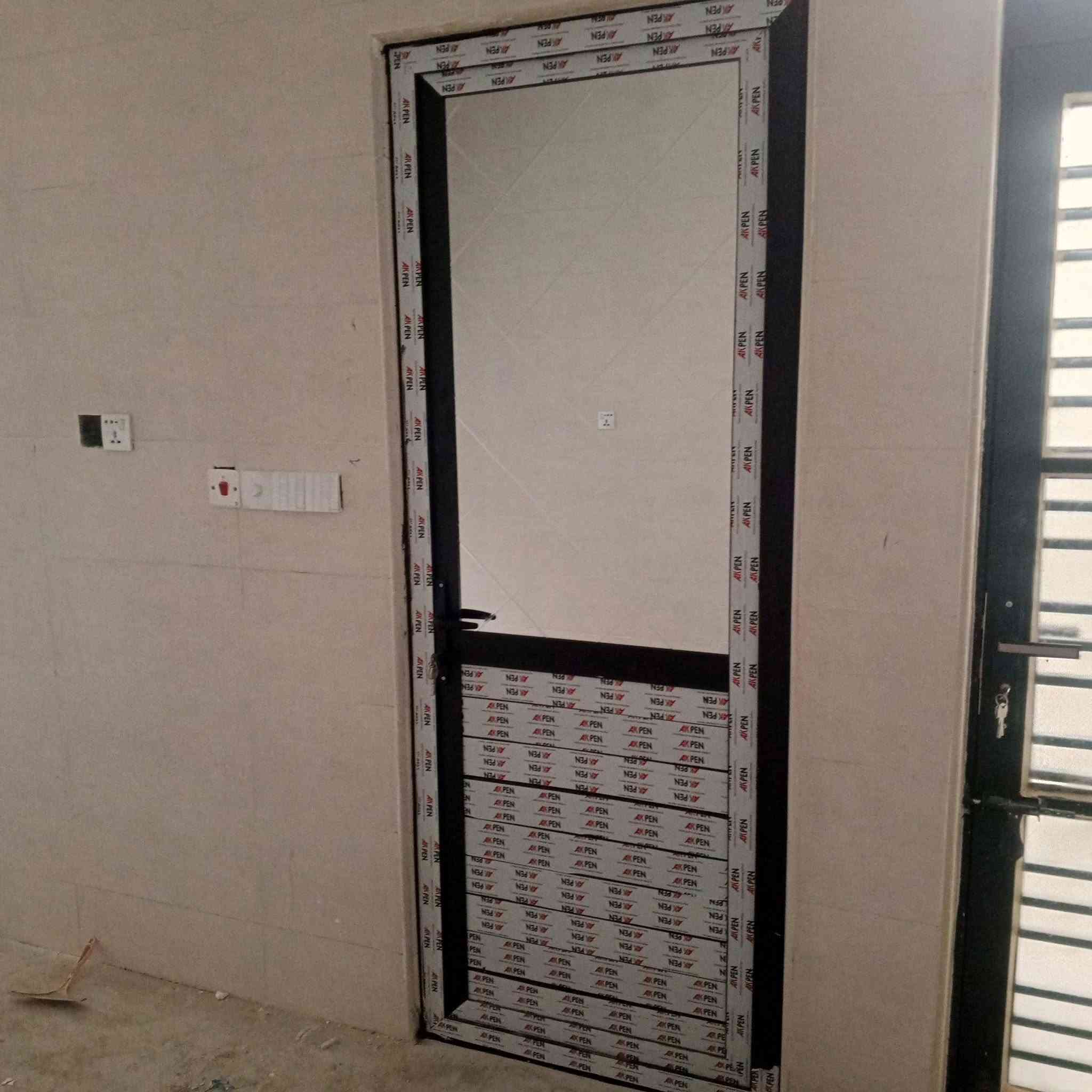 بسم الله الرحمن الرحيم
مكتب الرائد
 للزجاج🏢 والالمنيوم 🪟
شارع كفائات السيديه مجاور اسواق اميره 

لكافه اعمال الزجاج والالمنيوم والمحجرات🪜 ابواب pvc 🚪
*********** رائد

نص مكتوب في الصور:
- الرائد للزجاج والألمنيوم
- واجهات زجاجية
- أبواب ألمنيوم
- نوافذ ألمنيوم
- زجاج سيكوريت
- جودة .. دقة .. ثقة