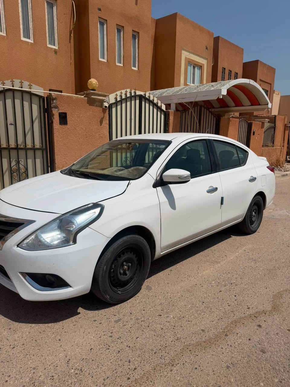 نيسان صني مصري ٢٠٢٥ 
ماشيه ٥٦ الف 
بيها البنيد مبدل والچاملغات الكدام بيهن بارد 
الضربه ما واصله للشاصي ولا للمحرك والراديتر الضربه سطحيه 
والبقيه مكفول 
حدادية جديدة والكاعية مجلده 
واتس اب *********** فقط Singapore
