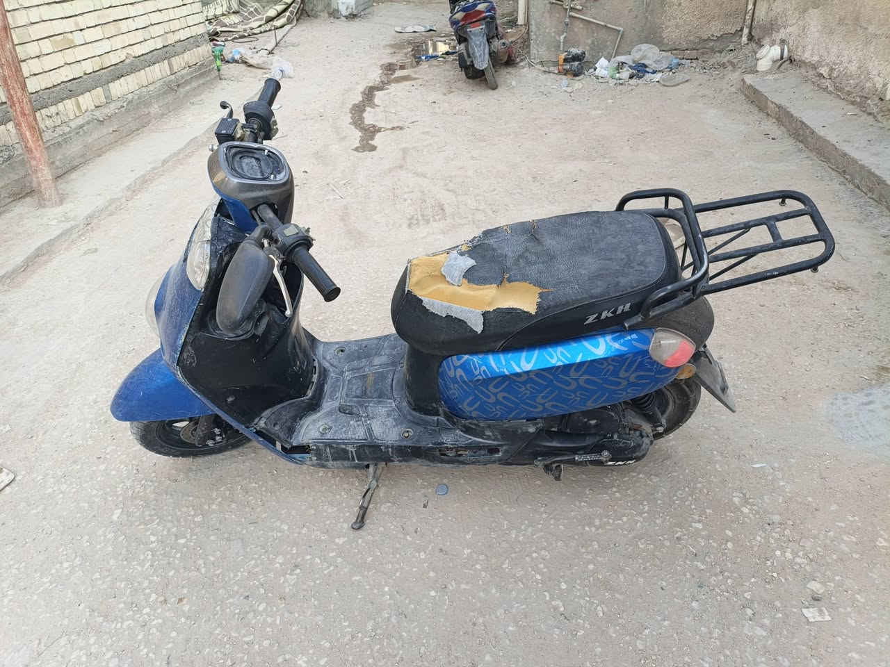 ماكس بوليس من الخارج تعبانه 
بس دراجه شغاله سلف هندر ومحرك نضافه فول احسن نوعيه دهن احطله 
مال جناي مو كشخه سعر 300 كربلاء حي العباس ***********
رجائن مو شراي لا تكسر بل سعر
