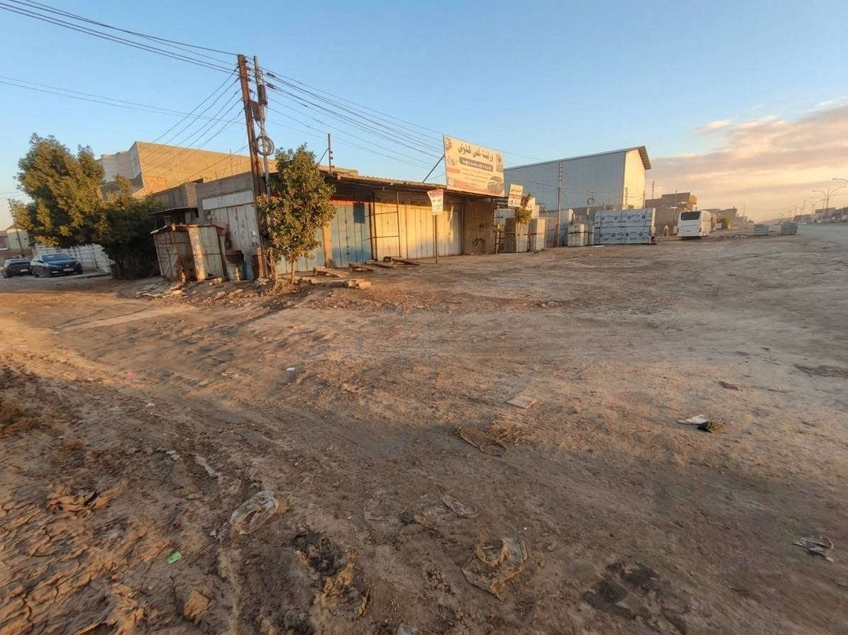 للبيع: بيت تجاري ركن على شارعين
(طابو ملك صرف باسم شخص واحد)
​الموقع: (شارع 80 حلة نجف في السايد الذاهب إلى شارع 100) - قرب استدارة المهندسين.
المساحة: 258 متر مربع، واجهة 13م، نزال 21م.
المواصفات: ركن على الشارع العام + 5 محلات تجارية.
الاتصال: ***********
