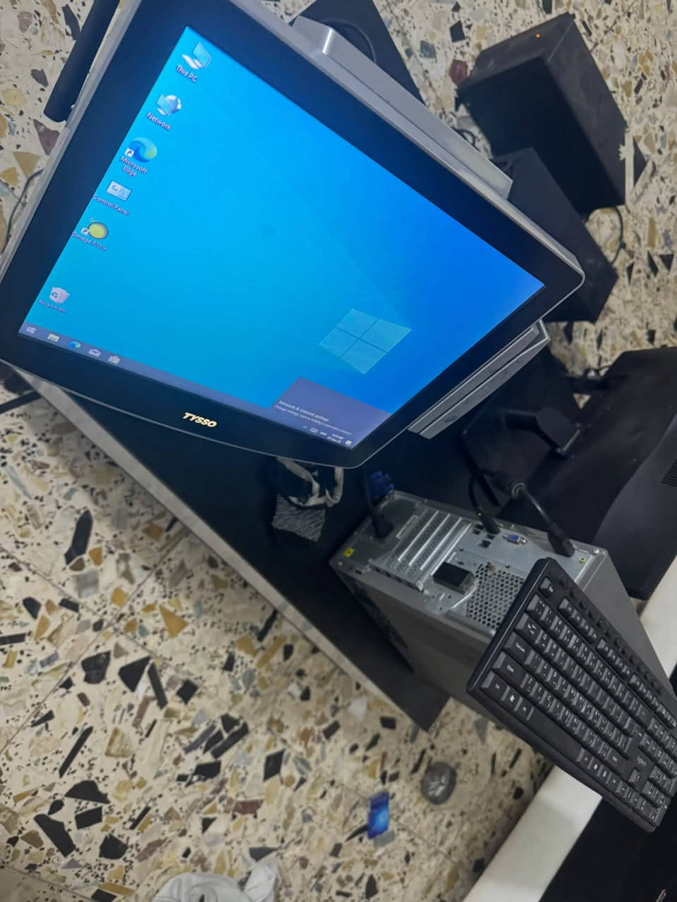 🚨 فرصة ممتازة لأصحاب المحلات والسوبرماركتات والمطاعم! 🚨
للبيع منظومة كاشير / كاونتر متكاملة وبمواصفات عالية جداً وجاهزة للعمل فوراً، مع أجهزة صوتيات وإذاعة داخلية.
💻 1. كيس كومبيوتر (PC) بمواصفات جبارة:
 المعالج (CPU): Intel Core i7 (الجيل الحادي عشر 11700 @ 2.50GHz) — أداء سريع وبدون أي تهنيج.
 الذاكرة العشوائية (RAM): 16 GB (سرعة 3200 MHz).
 التخزين (Storage): هارد 1 Tera (932 GB HDD Western Digital) يتسع لآلاف المواد والفواتير.
 كرت الشاشة: Intel UHD Graphics 750.
🖥️ 2. ملحقات الكاشير والمنظومة:
 شاشة كاشير رئيسية لمس (Touch): ماركة TYSSO احترافية مخصصة لنقاط البيع.
 شاشة عرض الزبون (Customer Display): شاشة شريطية TYSSO لإظهار السعر والأنشطة للزبون.
 شاشة كمبيوتر ثانوية: ماركة Lenovo.
 الملحقات: كيبورد وكابلات التوصيل كاملة.
🔊 3. أجهزة الصوتيات الإذاعية (Amplifiers):
 أمبليفاير AHUJA (موديل DPA-570): يحتوي على مشغل MP3، منفذ USB، التحكم بالـ Bass & Treble، ومنافذ مايك متعددة.
 أمبليفاير VOLT (Digital MP3 Player): مخصص للإذاعة الداخلية مع صدى (Echo)، التسجيل (REC)، ومنافذ USB ومايك.
🎁 4. الميزة الإضافية (اشتراك برنامج المحاسبة):
 يتوفر مع الجهاز حساب برنامج أوميغا (Omega) مفعل لغاية شهر 4 / 2027 (سنة كاملة وزيادة).
 الحساب قابل للتعديل بالكامل وتغيير كافة بيانات المحل والمعلومات حسب نشاطك التجاري.
📍 للتواصل والاستفسار:
📞 رقم الهاتف: ***********
