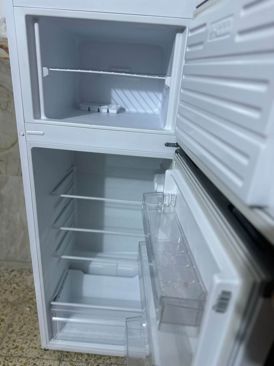 ثلاجة مستخدمة سنة اخت الجديدة نظيفة
مكان بغداد حي العامل 
لتواصل. ***********
