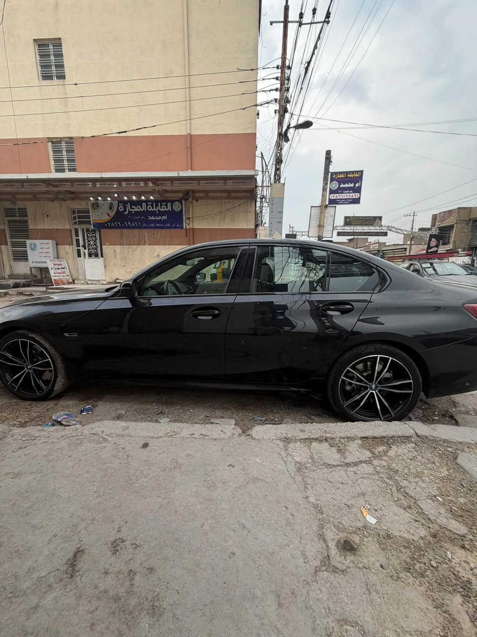 بي ام دبليو BMW موديل 2022 أمريكي حادثها دعاميه 
حادث خفيف السياره نظيفه وجاهزه من كلشي مكانها بغداد  سعرها 255 ورقه وبيها مجال بسيط ***********
