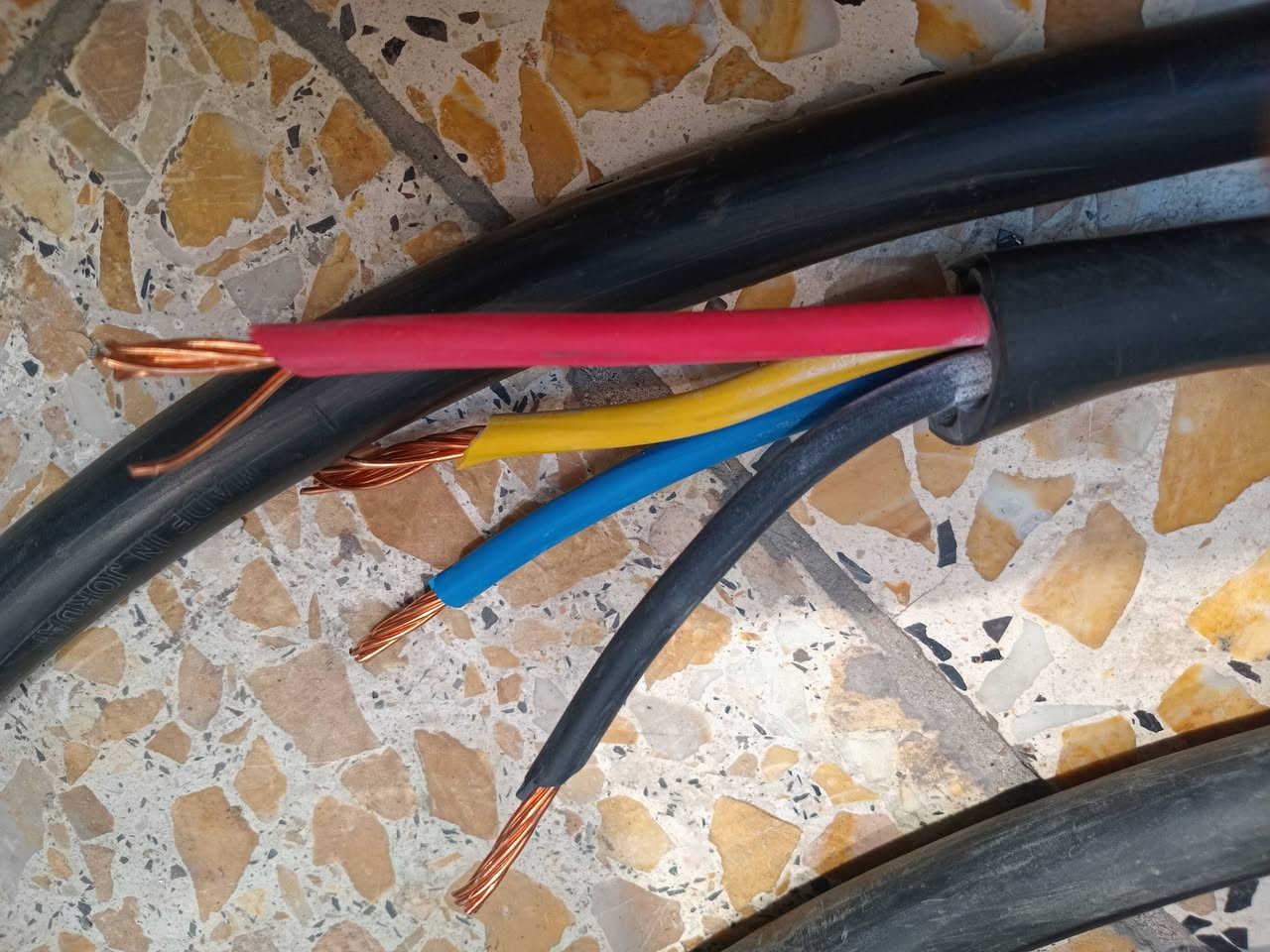 كيبلات للبيع  3قطع 4×10 اردني  الذهبية اصلي استندر 
1- طول 25متر
2-طول 18متر
3-طول 15متر 
العنوان بغداد الاتصال ***********
