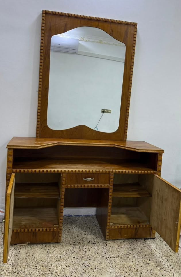 غراض لبيع جربايه طفل 175 ميز مرايه شغل تزكان نجاره صاجي عراقي سعرع 150عنواني بصره شط العرب ***********
