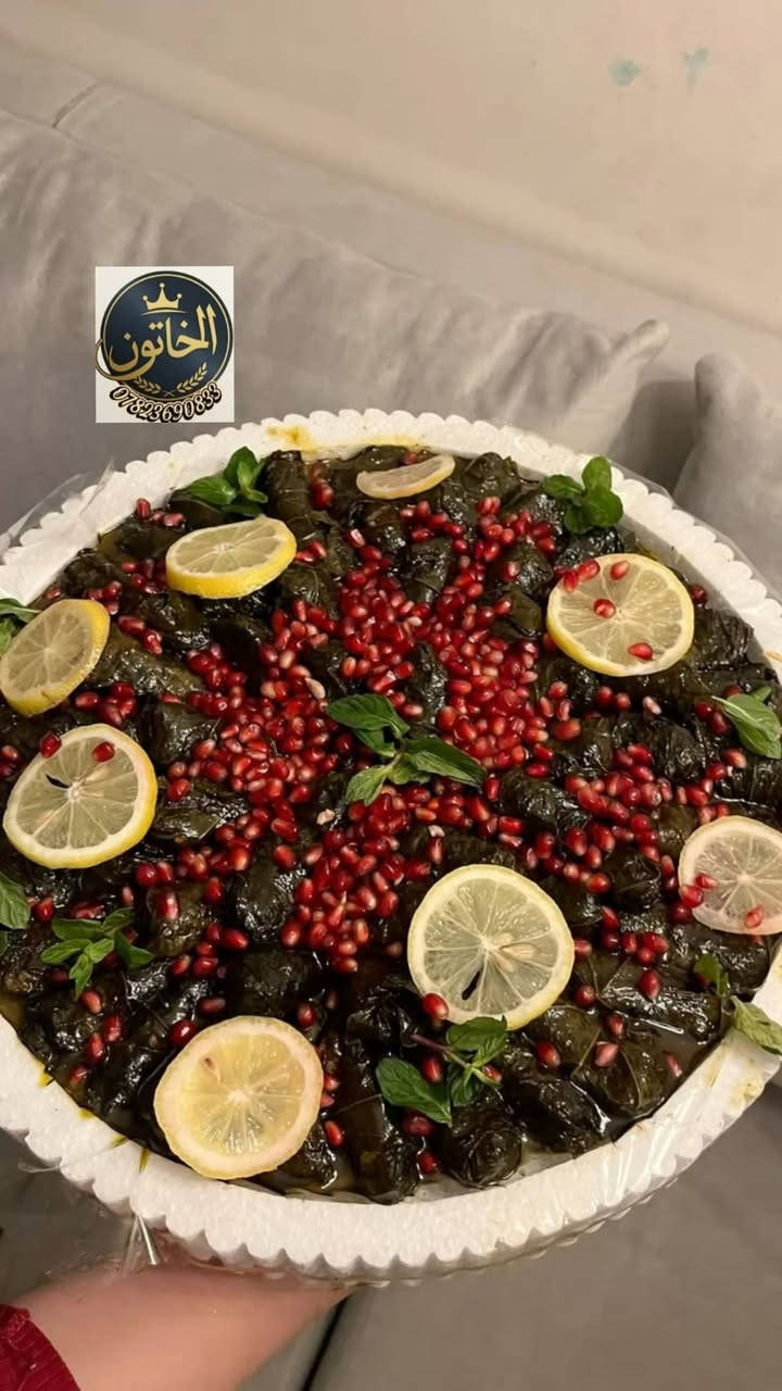 يا الله  دوولمه برلمان ودبس الرمان واللحم ذبح خالص امانه الله وروسله اكل بيت ونضيف أول بأول كدر صغير ب8 يكفي 3 نفرات كدر وسط ب15 يكفي خمس نفرات حرب مرا راح تدمن ع طعمهه 😌😌  توصيل داخل الكوت الفين

نص مكتوب في الصور:
- الخاتون
- ***********