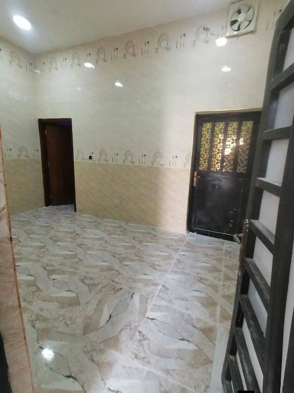 #للايجار
بيت حديث طابقين في الصالحيه يحتوي على 4غرف استقبال صاله مطبخ طارمه مجموعه صحيات 
***********
***********
