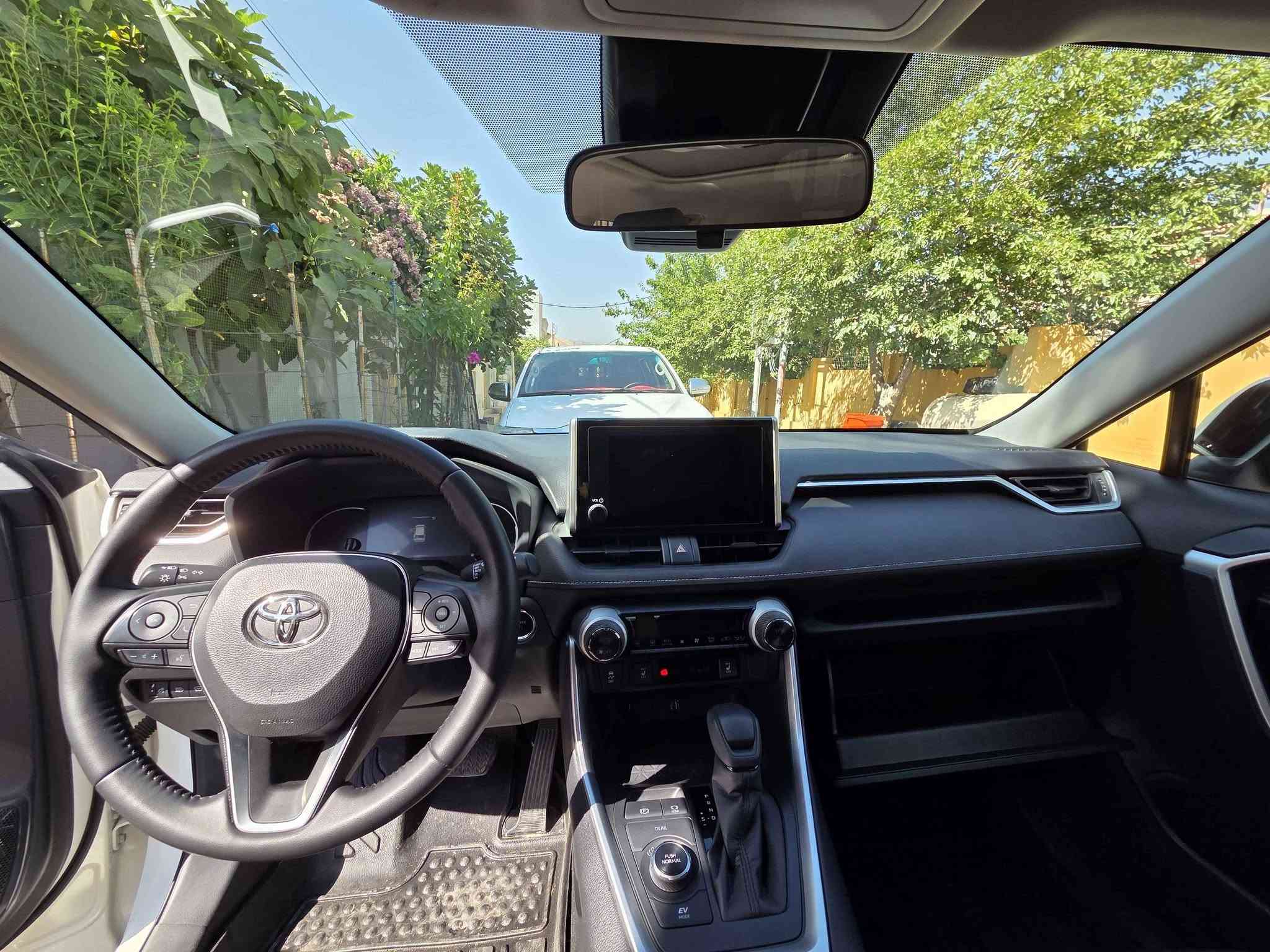 إعلان بيع سيارة تويوتا راف فور
​النوع والموديل: تويوتا راف فور (RAV4)، موديل 2025.
​الفئة: XLE هايبرد (HEV).
​اللون الخارجي: أبيض.
​العداد (الممشى): 26,278 كيلومتر.
​اللوحات المرورية: تحمل لوحات محافظة دهوك (24) مرقمة وجاهزة.
​استهلاك الوقود: اقتصادية جداً بفضل نظام الهايبرد، بمتوسط استهلاك مسجل يبلغ 6.3 لتر لكل 100 كيلومتر.
​المواصفات الداخلية والتقنية:
​شاشة وسطية حديثة تعمل باللمس تدعم نظام (Drive Connect).
​شاشة عدادات رقمية تعرض معلومات تفصيلية لنظام القيادة الهجين (ECO, CHG, PWR).
​المواصفات الخارجية:
​مزودة بسكك سقف علوية (Roof rails).
​عجلات ألمنيوم (جنوط) خماسية الأضلاع.
​الملحقات الإضافية: تأتي السيارة مع كتيبات الضمان ودليل المالك الأصلية لعام 2025، بالإضافة إلى حصيرة مطاطية لحماية أرضية الصندوق الخلفي.
​السعر: 28,000 دولار (280 ورقة).
​للتواصل والاستفسار: *********** دهوك, العراق
