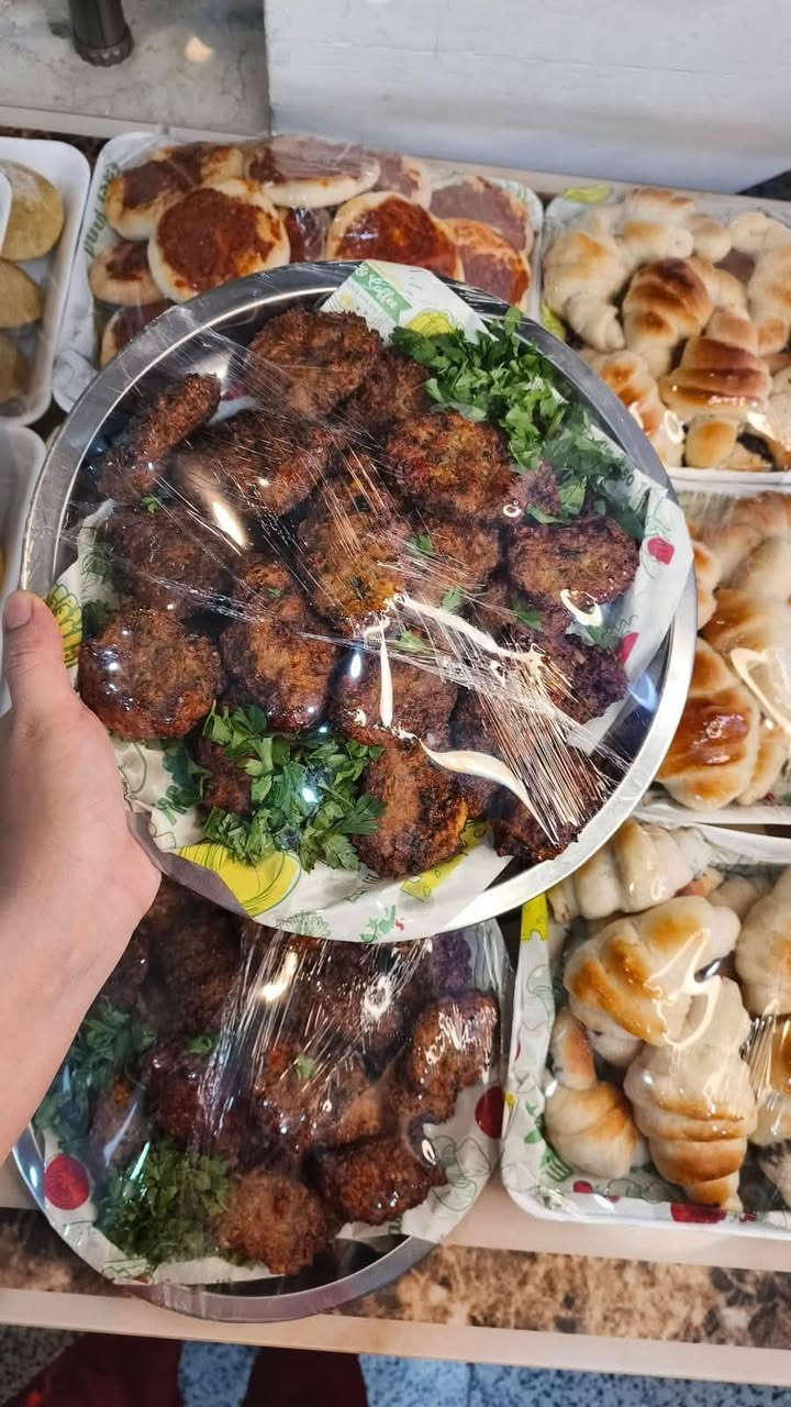 سلام عليكم عيني 
شتغل حسب طلب الزبون ولي تحب تحجز راسلو صفحه او واتساب ***********
برياني جدر لوسط 15ولكبير 25
جدر دولمه الكبير 25ولوسط 15
جدر مقلوبه جدر لوسط 15ولكبير 25
نواع الكبب 40قطعه ب 20الف 
كيك جاي القالب 9وكليجه 10جوز وتمر وحلقوم 
مني بيزه 500القطعه 
طرشي محشه 5الكيلو 
طرشانه جدر لوسط 15
كباب عروك الكيلو 12الف 
بيزه الكبير 12الف ولوسط 8
الحجز قبل يوم  عيني 
يوجد خدمة توصيل مناطق بغداد داخل 3وخارج المنطقه 5
