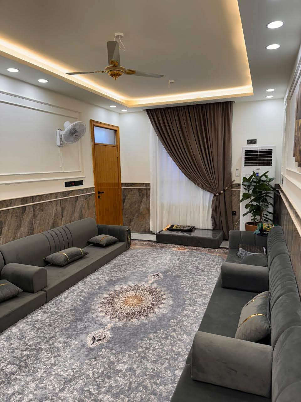 السلام عليكم
دار جديد  للبيع 🏠 

موقع الدار  الكوفة -   مجمع سفير الامام الحسين ؏ - 

تفاصيل البيت : بناء البيت والخريطة تختلف عن باقي بيوت المجمع بي اضافات تغير سيراميك وماء وكهرباء وبيبان خشب وشبابيك وسقوف وتأسيس خريطة طابق ثاني 

المساحة 200م 

مطبخ

استقبال

غرفتين نوم

صالة 

صحيات بالداخل والخارج

كراج سيارة

حديقة 

مكشوفات ٢

خدمات جيدة : كهرباء ٢٤ ساعـة 

 الدار جاهز للسكن 

يبعد 300  متر عَنْ كورنيش الكوفة 

يبعد 1 كيلوا عن مسلم بن عقيل عليه السلام 

السعر الكلي220

مطلوب 55 مليون للشركه تسدد  اقساط بالشهر400 

للاستفسار اتصل على الرقم واتساب +  

***********

ڪُل الخدمات موجودة وقريبة

بانزين خانة 

مدارس ابتدائية . متوسطة . اعدادية 

قريب عَلَىٰ الشط 

قريب عَلَىٰ جسر الحديد وجسر الكوفة 

يبعد عَنْ مسجد الكوفة مشي تقريبًا 15 دقيقة بحدود كيلوا واحد ﺎَو اقل 

مركز صحي
