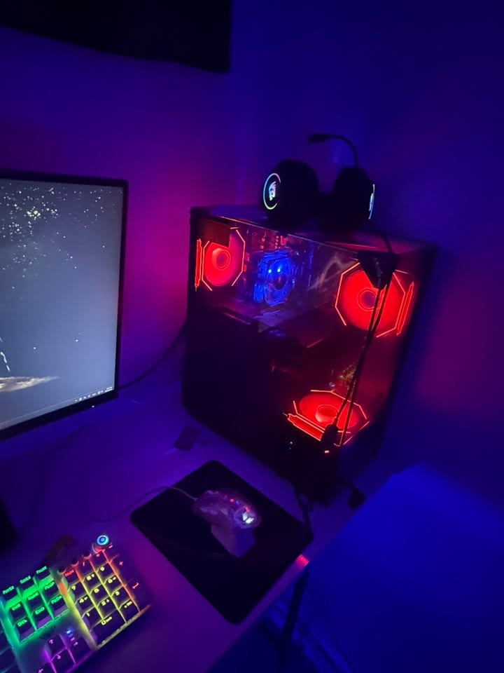 حاسبه للبيع ب مواصفات:
كارت شاشه rx7600 16G
معالج ryzen 5600
رامات 16
ماذربورد B6550
باور سبلاي atx 600w
مع شاشه قيمنق 210 هرتز 
وماوس وكيبورد مابيع مفرد 
السعر مليون و400 وبيها مجال
رقم التواصل ***********
