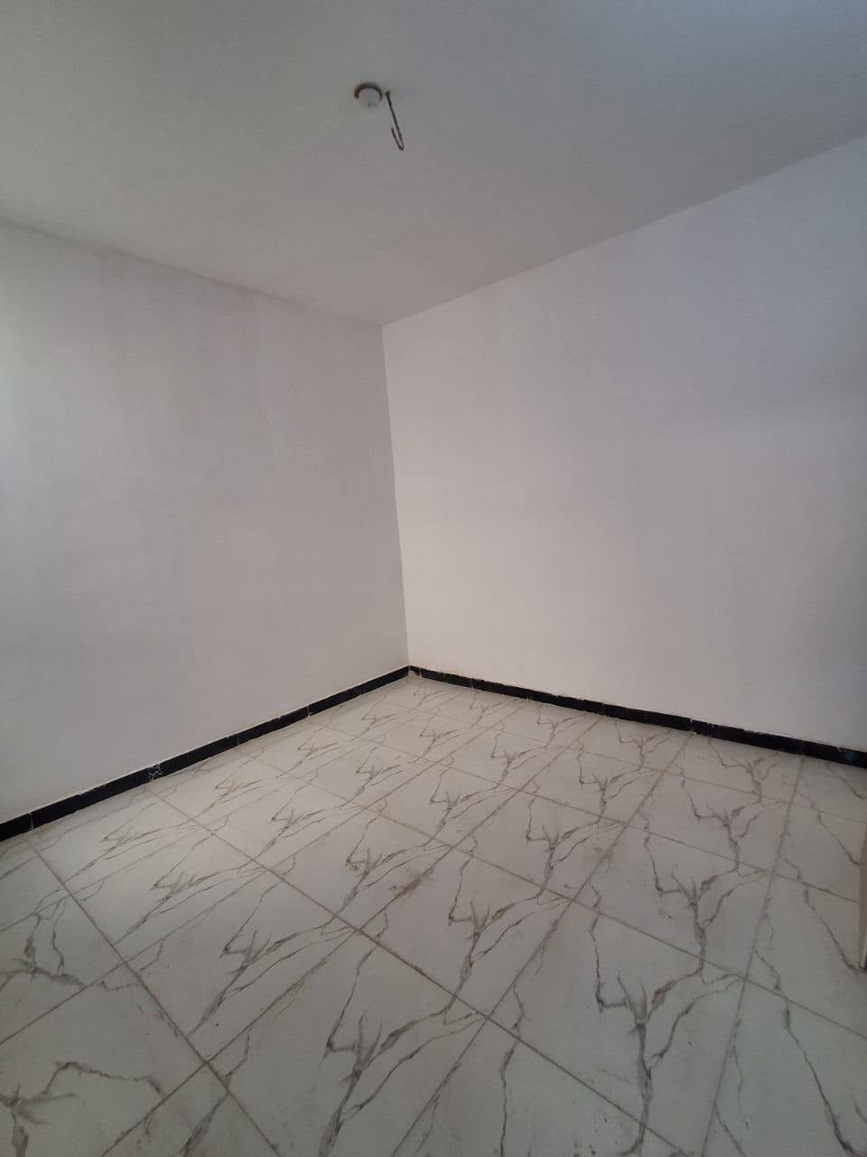 سلام عليكم 50متر للبيع بناء طابوك صب كونكريت يحتوي على غرفه او صاله مطبخ او صحيات العنوان نجف شارع المطار جديد بشارع علكم خلف اسواق جكليته مكانه كولش مرتب سعر 23 او بي مجال ***********
