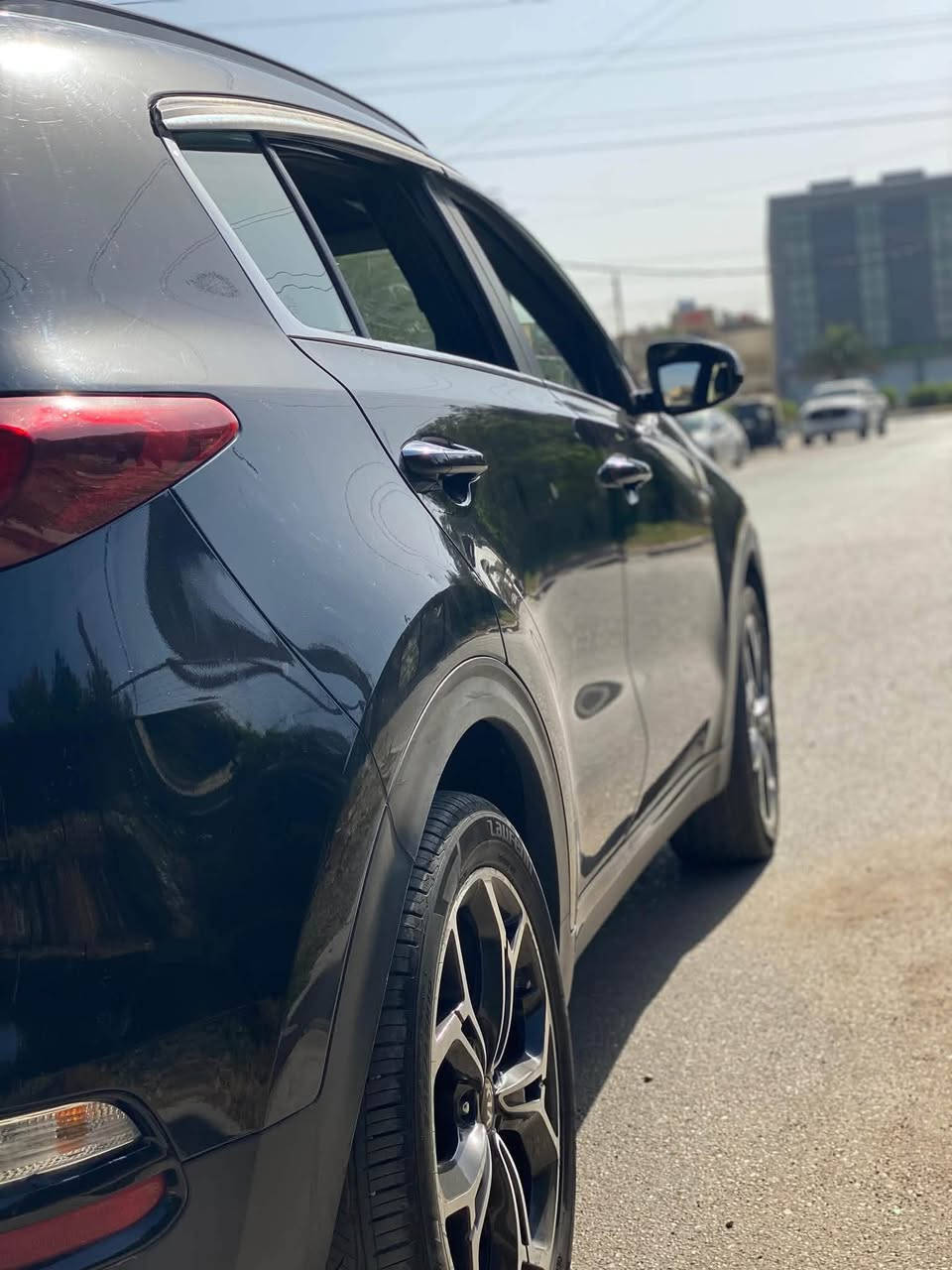 � للبيع | كيا سبورتاج SX Turbo AWD موديل 2020 🔥
سيارة رياضية فاخرة بأعلى مواصفات، تجمع بين القوة والراحة والاعتمادية.

✅ موديل 2020
✅ محرك 2.0 Turbo GDI بقوة 240 حصان
✅ قير أوتوماتيك 6 سرعات
✅ دفع رباعي AWD
✅ جنوط رياضية قياس 19 إنش
✅ فتحة سقف بانوراما
✅ جلد فاخر مع تطريز رياضي
✅ مقاعد كهربائية للسائق
✅ تدفئة وتبريد للمقاعد الأمامية
✅ تدفئة للمقود
✅ شاشة لمس مع نظام ملاحة
✅ Apple CarPlay وAndroid Auto
✅ كاميرا خلفية
✅ حساسات أمامية وخلفية
✅ تشغيل بصمة ودخول ذكي (Smart Key)
✅ تشغيل السيارة عن بُعد
✅ باب خلفي كهربائي (Power Liftgate)
✅ نظام صوت فاخر
✅ مثبت سرعة
✅ مراقبة النقطة العمياء (Blind Spot Monitor)
✅ تنبيه حركة المرور الخلفية (Rear Cross Traffic Alert)
✅ مساعد المحافظة على المسار (Lane Keep Assist)
✅ فرامل ABS
✅ نظام الثبات الإلكتروني ESC
✅ مانع الانزلاق
✅ وسائد هوائية متعددة
✅ إنارة LED أمامية وخلفية مع مصابيح ضباب LED.  

📌 السيارة وارد أمريكي.
📌 الضرر الحالي جانبي في جهة الراكب كما موضح بالصور، وباقي السيارة نظيفة وشكلها مميز
للتواصل***********
