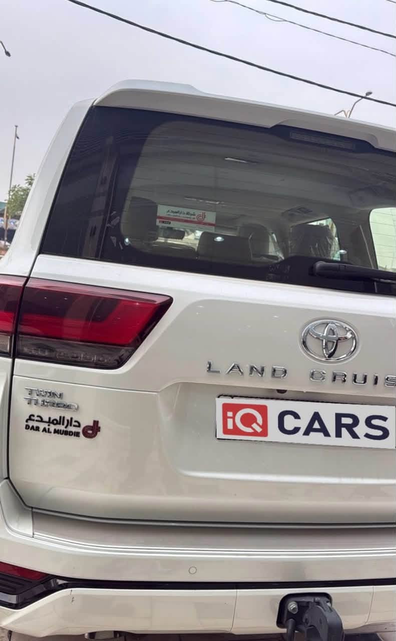 تويوتا لاندكروزر GXR 3.5 Twin Turbo موديل 2024 السيارة كفالة عامة /ماشية 27الف 
* المحرك: V6 توين تيربو سعة 3.5 لتر.
* القوة: 409 حصان.
* العزم: 650 نيوتن·متر.
* ناقل الحركة: أوتوماتيك 10 سرعات.
* نظام الدفع: رباعي دائم (4WD).
* عدد المقاعد: 7 مقاعد.
* خزان الوقود: 110 لتر.
* مقاس الإطارات: 265/55 R20. 

ومن أهم التجهيزات:

* مصابيح LED مع إضاءة نهارية.
* جنوط ألمنيوم 20 إنش.
* فتحة سقف.
* باب خلفي كهربائي.
* شاشة 12.3 بوصة.
* نظام صوت JBL بـ 14 سماعة.
* شاحن لاسلكي.
* مقاعد جلد كهربائية مع تبريد وتدفئة.
* Apple CarPlay وAndroid Auto.
* كاميرات وحساسات أمامية وخلفية.
* مثبت سرعة.
* نظام Toyota Safety Sense للسلامة
* ⁠استفسار الاتصال على الرقم /***********
* ⁠ملاحضة / السيارة بيها ضمان مع تبديلات دهن مجانية
