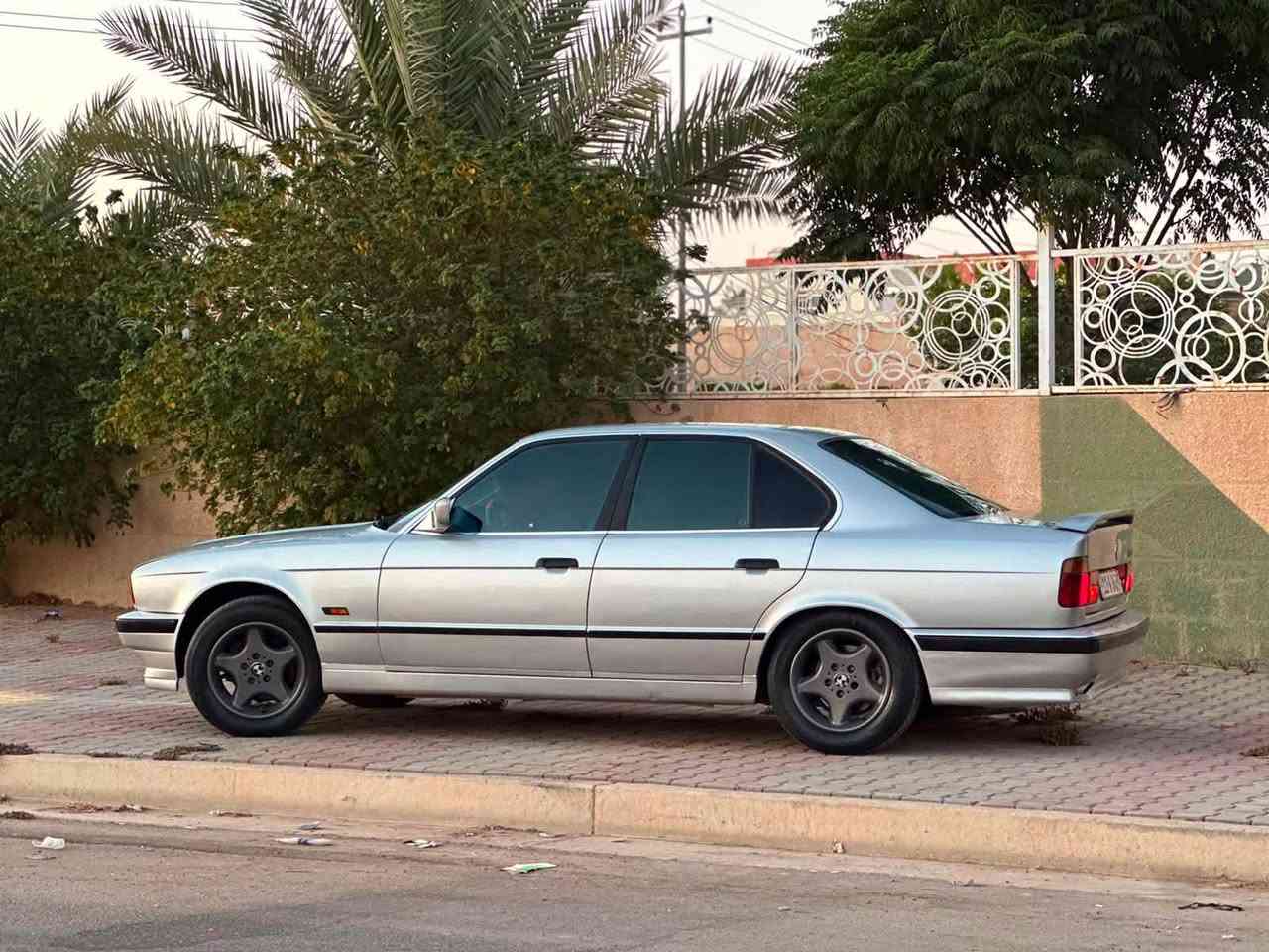 السلام عليكم 
BMW 520 
مكينه مفتوح 525
موديل 1991 
سنويه لغايه 2030
صدر امامي وخلفي بحاله جيده 
تبريد شغال ثلج ❄️
رقم بغداد دولي  شرط التحويل 
سعر 55 وبيه مجال بسيط 
الاتصال على رقم *********** 
مكان السياره بغداد
