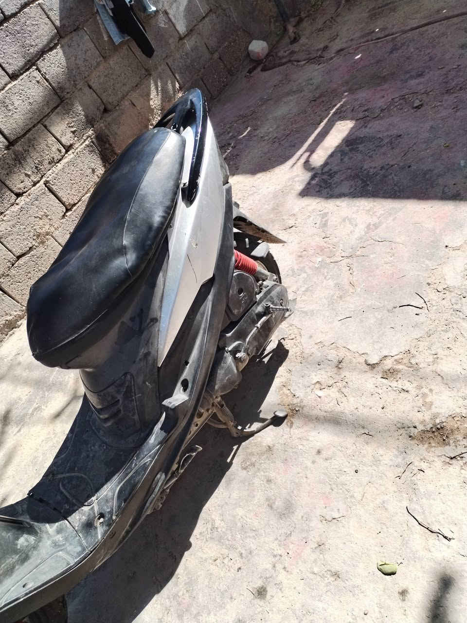 سلام عليكم دراجه ماكس للبيع دراجه بلاديه مكاني كربلاء الطاقه حي القادسيه 300 وبيها مجال ***********
