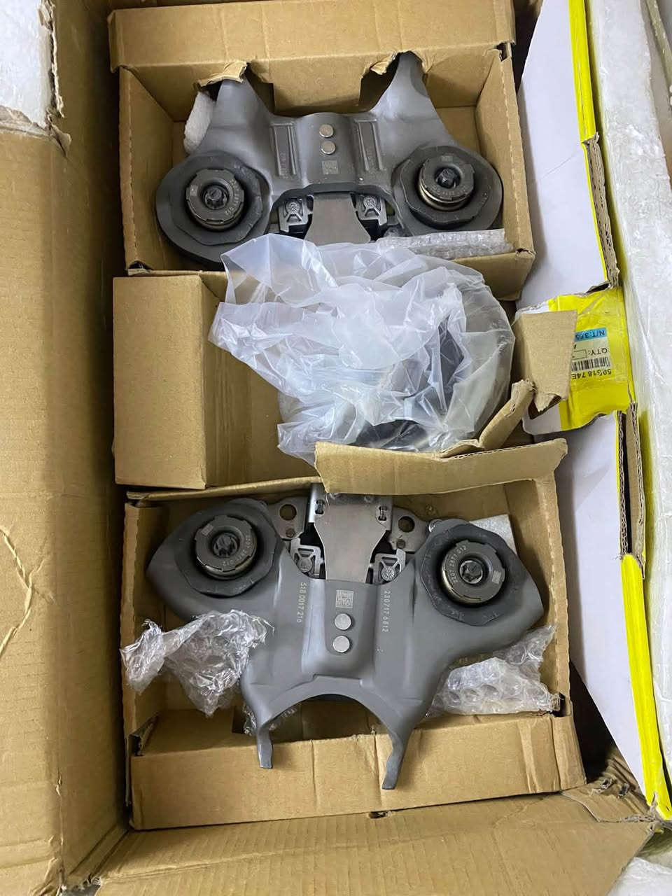 هذا الجزء هو طقم شوكة فصل القابض (Clutch Release Fork Kit) الخاص بنظام ناقل الحركة الأوتوماتيكي ذو القابض المزدوج (DPS6 / 6DCT250 Powershift).هذه القطعة تُستخدم بشكل شائع في سيارات فورد (مثل فورد فوكس، فييستا، وإيكوسبورت) بالإضافة إلى بعض موديلات جيلي ورينو التي تستخدم نفس صندوق التروس (الـ Gearbox). تظهر في الصورة ذراعا الشوكة (Fork A & Fork 😎 المسؤولة عن تبديل التعشيقات
