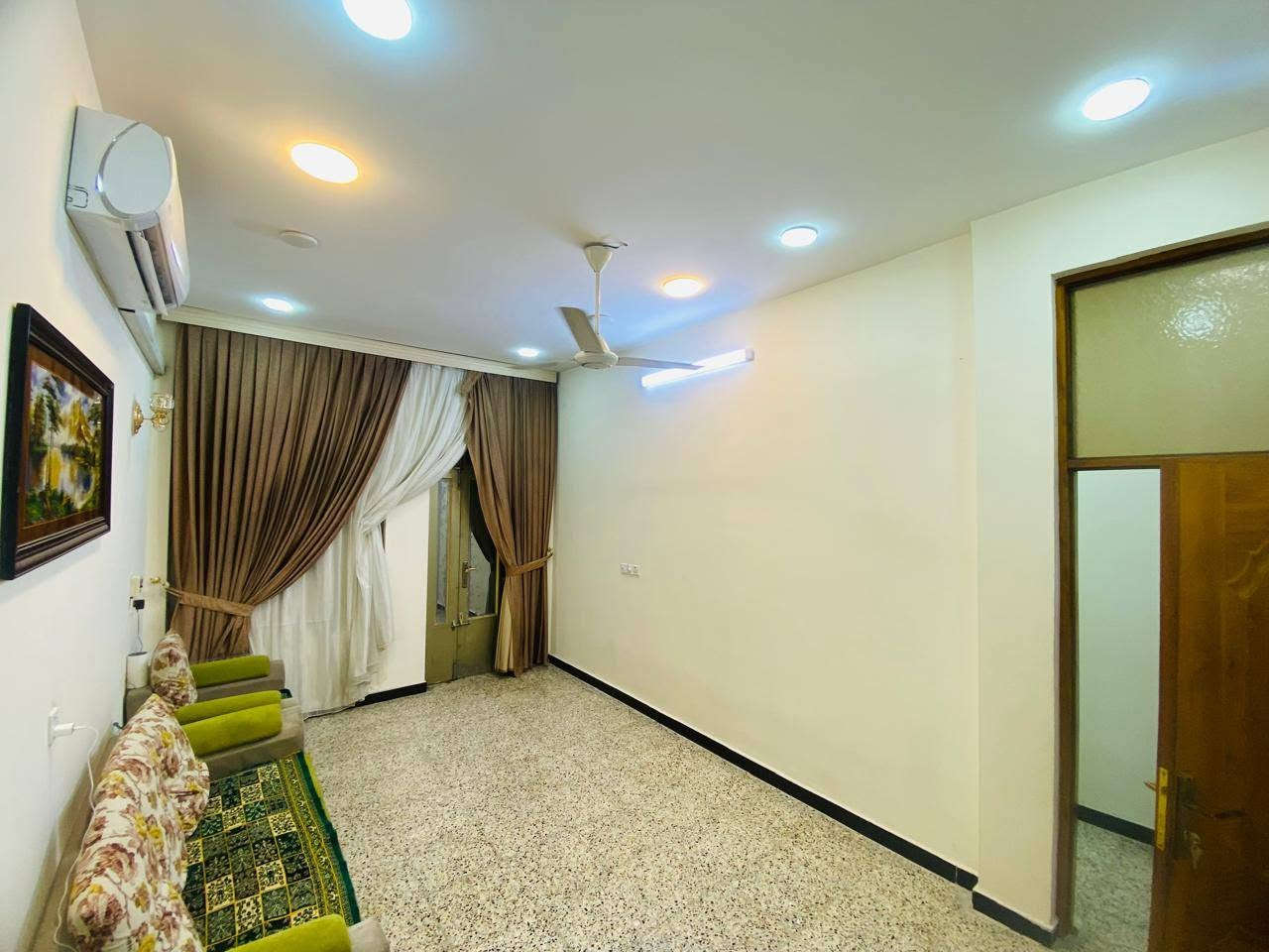 بيت مساحة 100 متر 
5x20
طابقين 
عقد 25 مجمع بيت بنيه 
فرع 14 
مدخلين
3 غرف 
صاله +مطبخ 
3 حمامات 
أستقبال
بيتونه 
سطح امامي + سطح خلفي 
منور داخلي 
( البيت كامل من كل النواحي الطابق الارضي كاشي الطابق الثاني بورسلين الدرج مرمر بايه ومرايه ومحجر المنيوم الشبابيك حديد +المنيوم السطوح والبيتونه شتايكر والستاير ملبوخه من الداخل )

🔹️للاستفسار: ***********
