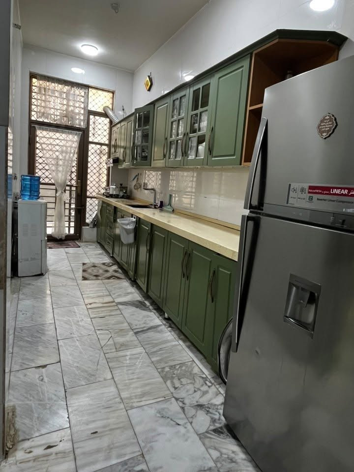 السلام عليكم بيت للبيع في منطقه الجمعيه مقابل مول الحارث نوع العقار بستنه سند٢٥طابو زراعي المساحه ١٠٩متر يحتوي على طابقين الطابق الاول استقبال وصاله ومطبخ وغرفه نوم وحمامات الطابق الثاني غرفتين وحمام للاستفسار اكثر الاتصال على الرقم ***********السعر ٣٥٠
