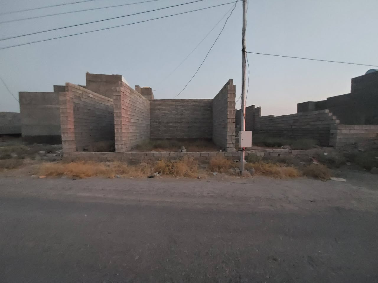 هيكل للبيع الموقع خلف شارع ٥٠ على شارع ٢٠ المكاتب تجاري تبليط وماي وكهرباء مساحتة 200متر واجهة ١٤متر و٦٠ بعدة واكف ع الصب والواجهة مالتة ٣ محلات للأستفسار ***********
