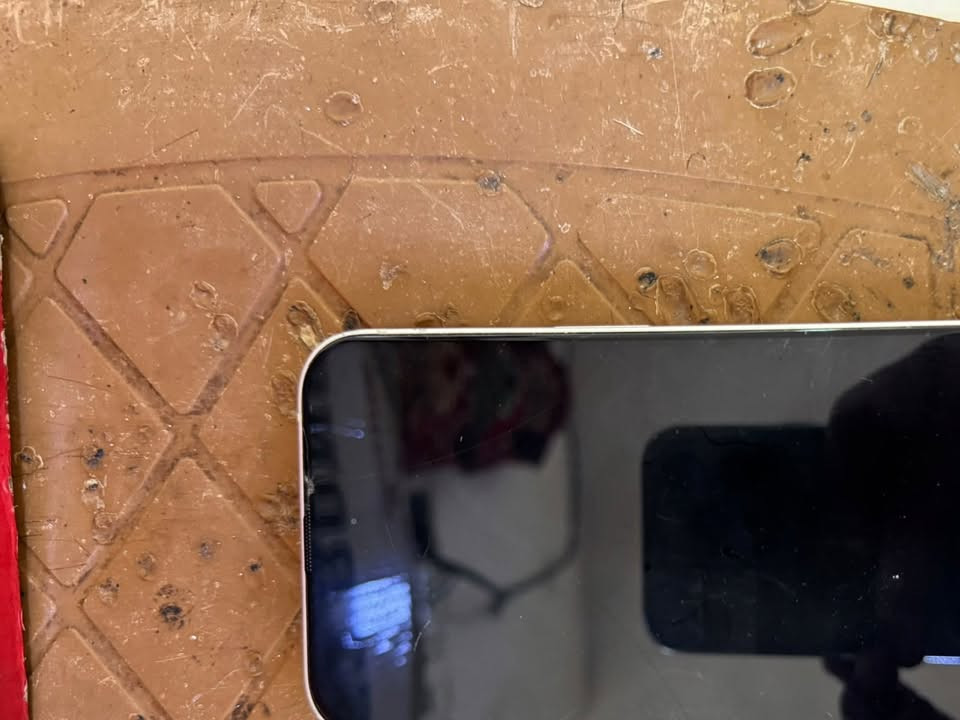 سلام عليكم للبيع ايفون ١٣ كامرتين فقط بطاريه مستبدل شركه النظافه كدامك السعر ٣٨٠ 
***********

نص مكتوب في الصور:
- ٣:٥٧
- حول
- الاسم
- < iPhone
- إصدار iOS
- < 27.0
- اسم الطراز
- iPhone 13
- رقم الطراز
- MLND3AH/A
- الرقم التسلسلي
- N2Q00D046J
- انتهت صلاحية التغطية
- الأغاني
- الفيديوهات
- ٦٨
- الصور
- ٣٩٤
- التطبيقات
- ١٧
- السعة
- ١٢٨ غ.ب.
- متوفرة
- ٧٠,٩ غ.ب.