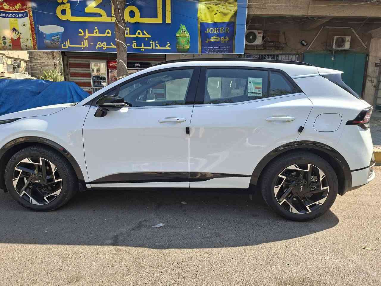 سلام عليكم
كيا سبورتج ..جي تي لاين اعلى فئة
العداد / ٣٤٠٠
كفالة عامة 
السعر ٣٧٢٥٠٠٠٠ عراقي
باسمي 
الرقم  بغداد
الهاتف ***********
