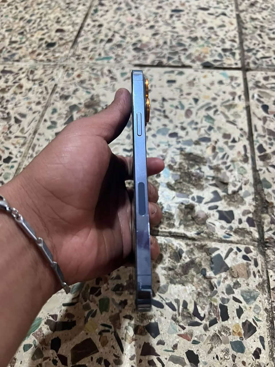 السلام عليكم عندي جهاز 13 برو ماكس ذاكره 256 وتر بروف جهاز نضيف شخط مابيه بطاريه 92 وياه كارتونه جهاز مرتب مكاني بغداد الكماليه الجهاز ب 700  وبيه مجال قليل الرقم *********** موجود وتساب
