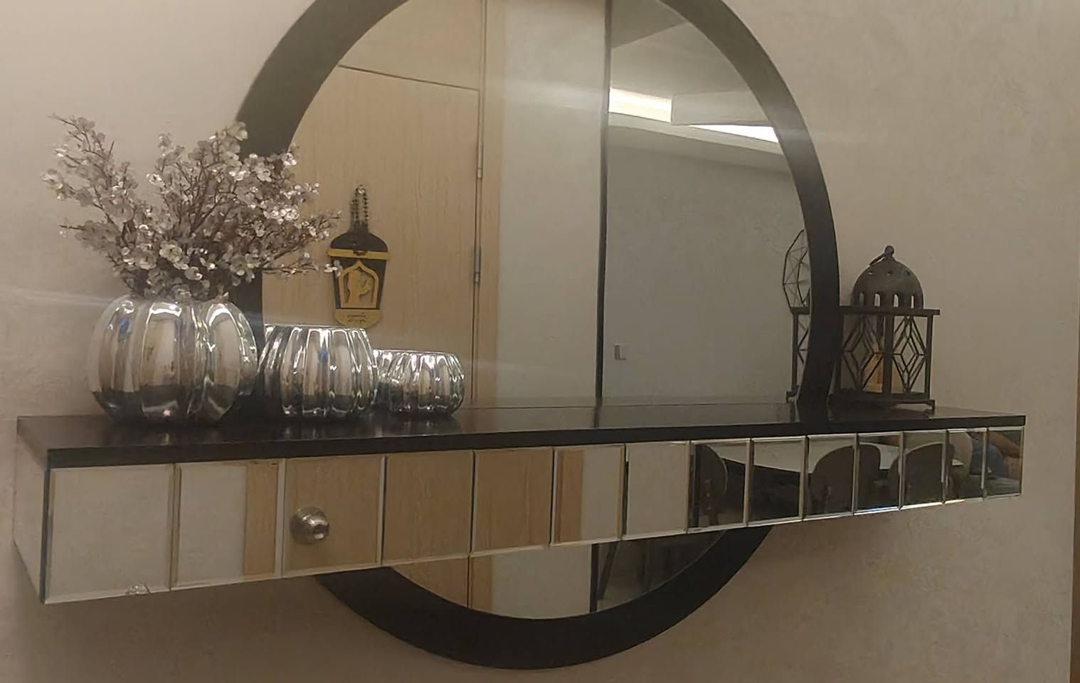 غراض بيت للبيع نظيفات استخدام قليل  مدخل بيت مع ديوان قنفات مع ميز طعام ست كراسي ينفتح ويتكبر ويصير دائري للايتفسار عل الرقم ***********

