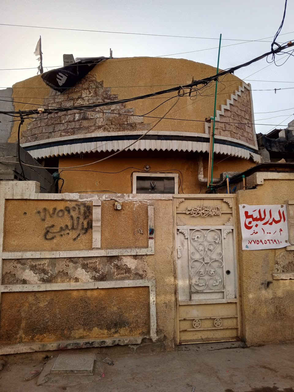 بيت بالدسيم بالبداية 100متر طابق واحد يحتوي على ثلاث غرف ومطبخ وحمام مشترك بناء بلوك.سعره40وبي مجال.الاتصال على الرقم ***********
