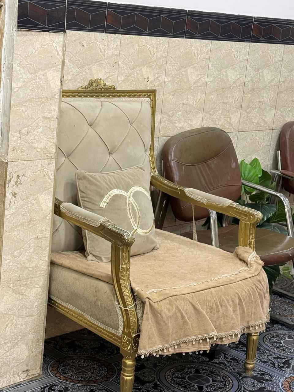 قنفات تركيه تخم كامل جدا ثكيله مستعمله رايدتها ب٢٥٠ ووياها كرسي مالت حلاقه لون ابيض ب٧٥ الف .
وبيها مجال بالسعر مستعجله ع بيعتهم .
للتواصل على الرقم 
*********** البصرة, العراق

