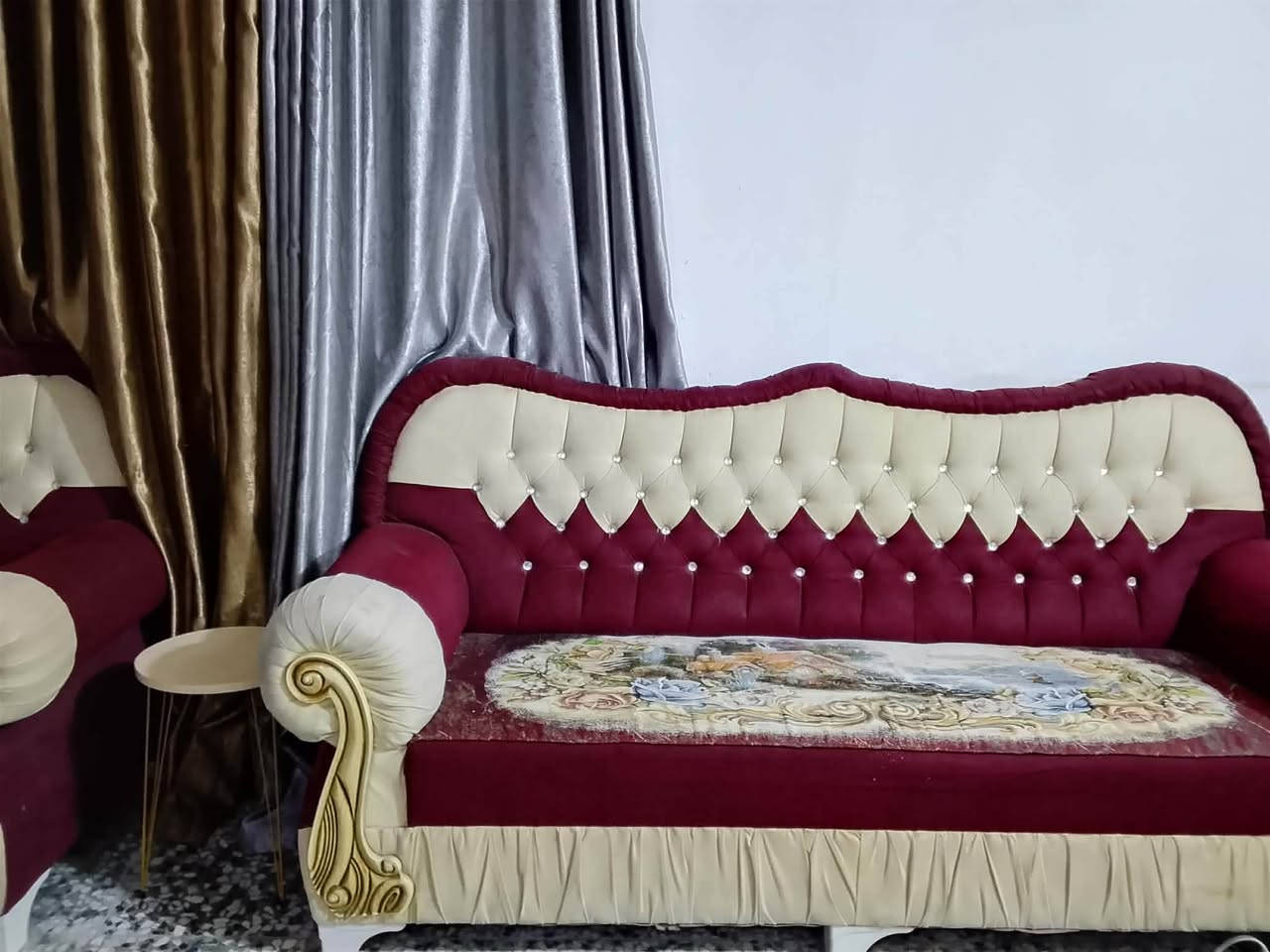 تخم جديد  وقوي استعمال قليل 6 مقاعد 3 ثلاثيات وحده وسطية وكراسي ثنين  وياه 7 كوشات السعر 550

‭***********‬للتواصل
