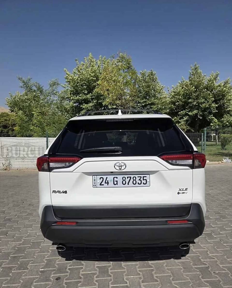 إعلان بيع سيارة تويوتا راف فور
​النوع والموديل: تويوتا راف فور (RAV4)، موديل 2025.
​الفئة: XLE هايبرد (HEV).
​اللون الخارجي: أبيض.
​العداد (الممشى): 26,278 كيلومتر.
​اللوحات المرورية: تحمل لوحات محافظة دهوك (24) مرقمة وجاهزة.
​استهلاك الوقود: اقتصادية جداً بفضل نظام الهايبرد، بمتوسط استهلاك مسجل يبلغ 6.3 لتر لكل 100 كيلومتر.
​المواصفات الداخلية والتقنية:
​شاشة وسطية حديثة تعمل باللمس تدعم نظام (Drive Connect).
​شاشة عدادات رقمية تعرض معلومات تفصيلية لنظام القيادة الهجين (ECO, CHG, PWR).
​المواصفات الخارجية:
​مزودة بسكك سقف علوية (Roof rails).
​عجلات ألمنيوم (جنوط) خماسية الأضلاع.
​الملحقات الإضافية: تأتي السيارة مع كتيبات الضمان ودليل المالك الأصلية لعام 2025، بالإضافة إلى حصيرة مطاطية لحماية أرضية الصندوق الخلفي.
​السعر: 28,000 دولار (280 ورقة).
​للتواصل والاستفسار: *********** دهوك, العراق
