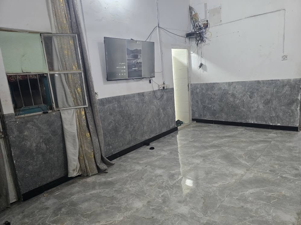 بيت للبيع مساحته ١٠٠ متر عنوانة نجف شارع كربلاء عامود ١٢٣ طريق ياعلي منطقة الهرموش يبعد  عن الشارع ٥٠٠ متر  قبل فترة طالع منه البنه البيت مشمول بلتطويب ومرقم ومرفوعه اله معاملة خدمات متوفرة مدارس قريبة يحتوي على  
غرفة ٤/٥
صالة ٥/٣ونص
مطبخ ٤/١.٨٠
استقبال ٤/٣.٢٠
طارمة ٣/٤
للبيع سعرة ١٦ وبي مجال بسيط هذا رقمي 
*********** النجف, العراق
