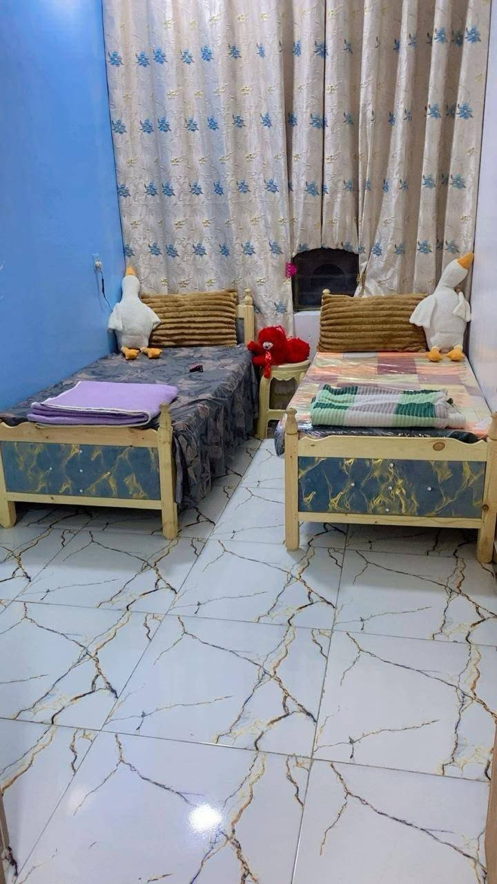 بيت للبيع 
مساحه ١٠٠ متر طابقين طابو صرف زراعي
سند ٢٥ مكاتبه واقرار من صاحب البيت 
البيت يحتوي على طابقين 
الطابق الاول طرمه وتواليت خارجي وغرفتين مثبت بالصور وحولي ومطبخ ومنور وحمام الطابق الثاني ٣ غرف وحولي صغير وحمام  وبيتونه وسطحين صور للطابق الاول 
العنوان البعيثه مجمع الحليم رقم التلفون ***********
