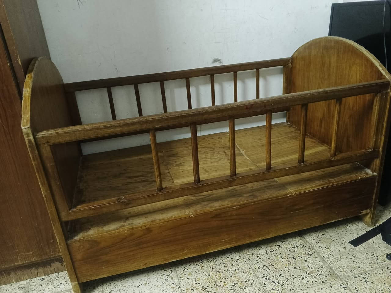 🛏️ تخت خشب أصلي مستعمل للبيع
✨ نظيف وحالته واضحة بالصور
🌳 خشب أصلي ومتين
💰 السعر: 60 ألف وبي مجال
 التخت بيه راسطه فالتة
📲 للتواصل والاستفسار واتساب فقط على الرقم: [***********]
