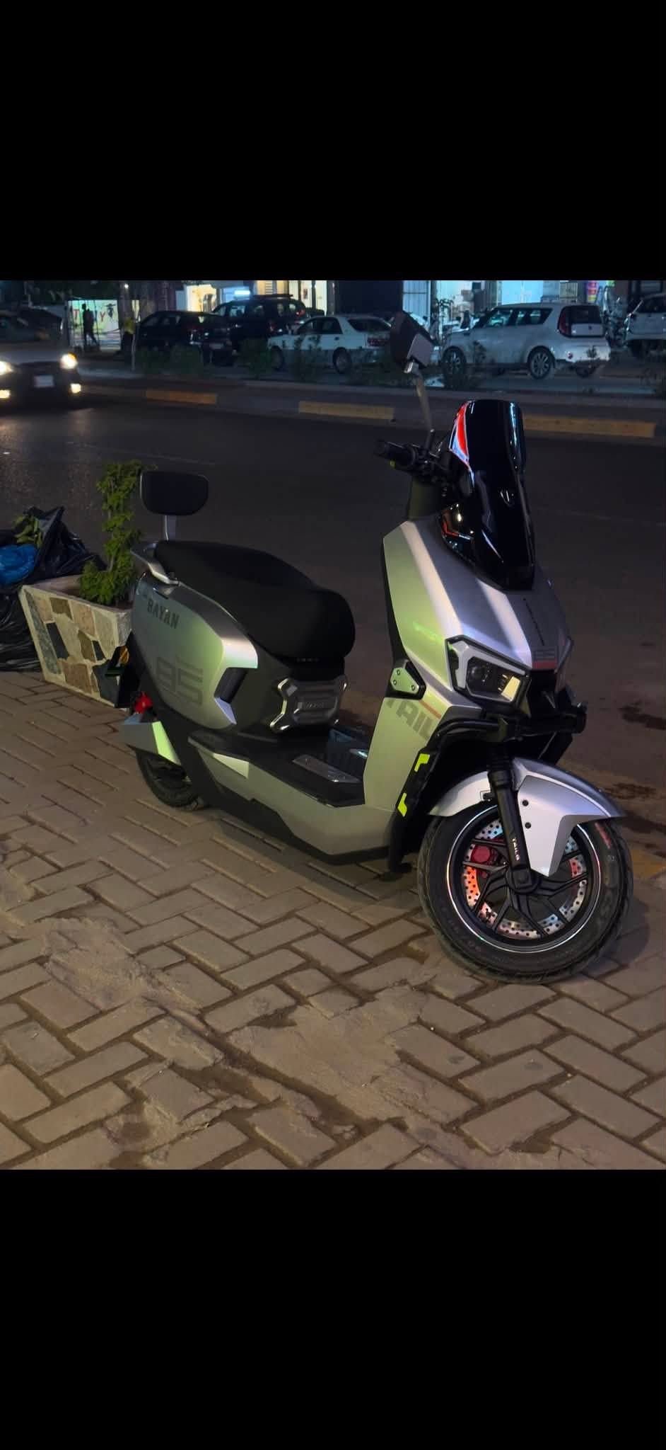 سلام عليكم
 Scooter
( الصاعقه ريان 👈الاصليه 👉)
ملف 2000s يجي اشلع من وحش الكون بشويه 
سرعه( 73 km حقيقي )
تمشيك 80 km الى 70 km بل راحه 
لايت LED Zenon قوي عالي ناصي رماش 
مثبت سرعه cruise
بيه نضام بك R
ابريك بلمكان دسك دبل عنبار  
دراجه نضافته 95%‎ نظيفه كلش 
استخدام قليل + وصل شراء موجود 
سبب البيع  استخدامي إلها قليل
سعرها مليون و 300الف وبيه مجال  
مكاني بغداد حي الشرطه شرطه الرابعه 
للتواصل ماسنجر او ***********
